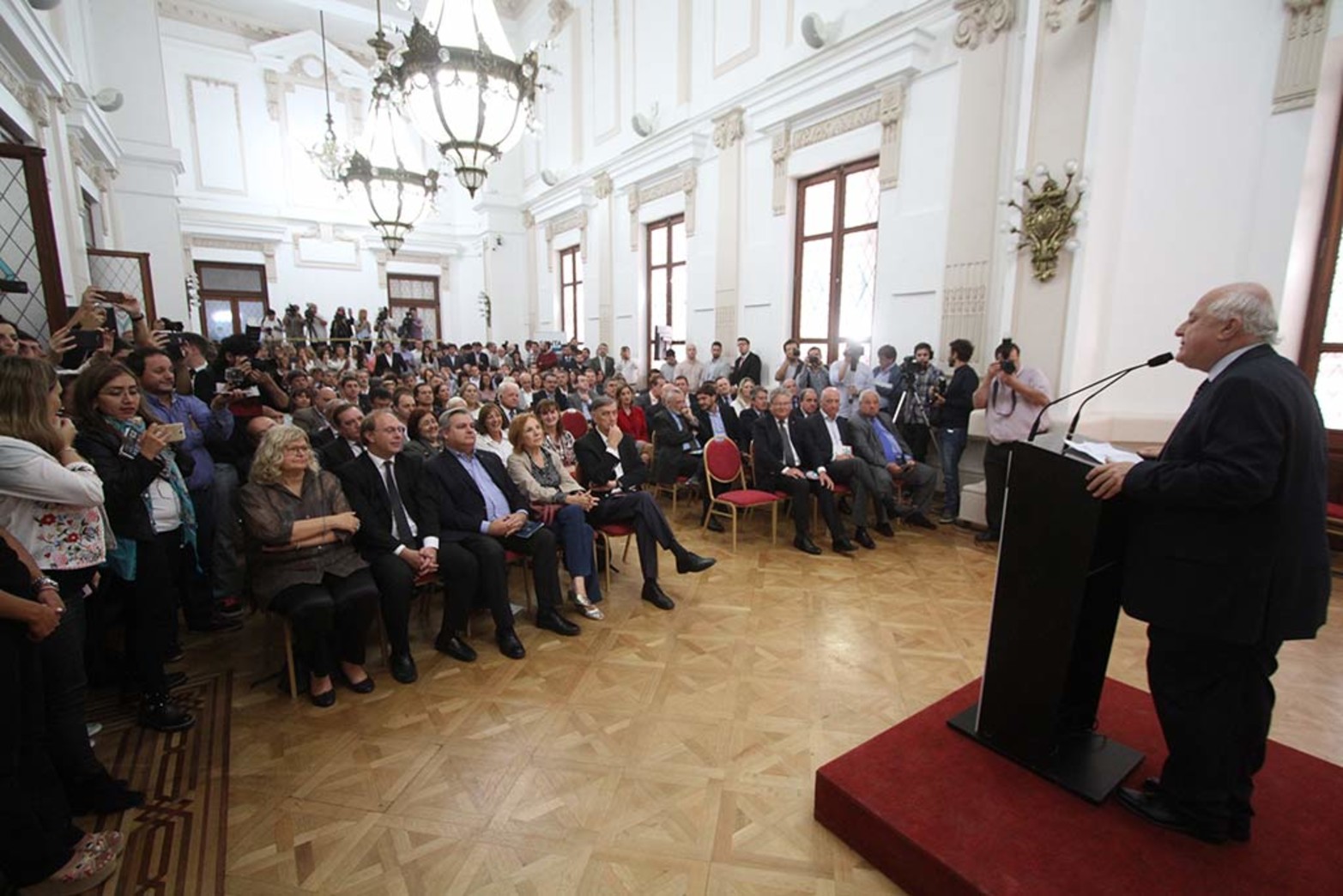 El Goberndor de la provincia, Miguel Lifschitz, presenta en el Salón Blanco de Casa de Gobierno, el proyecto de Reforma de la Constitución provincial.