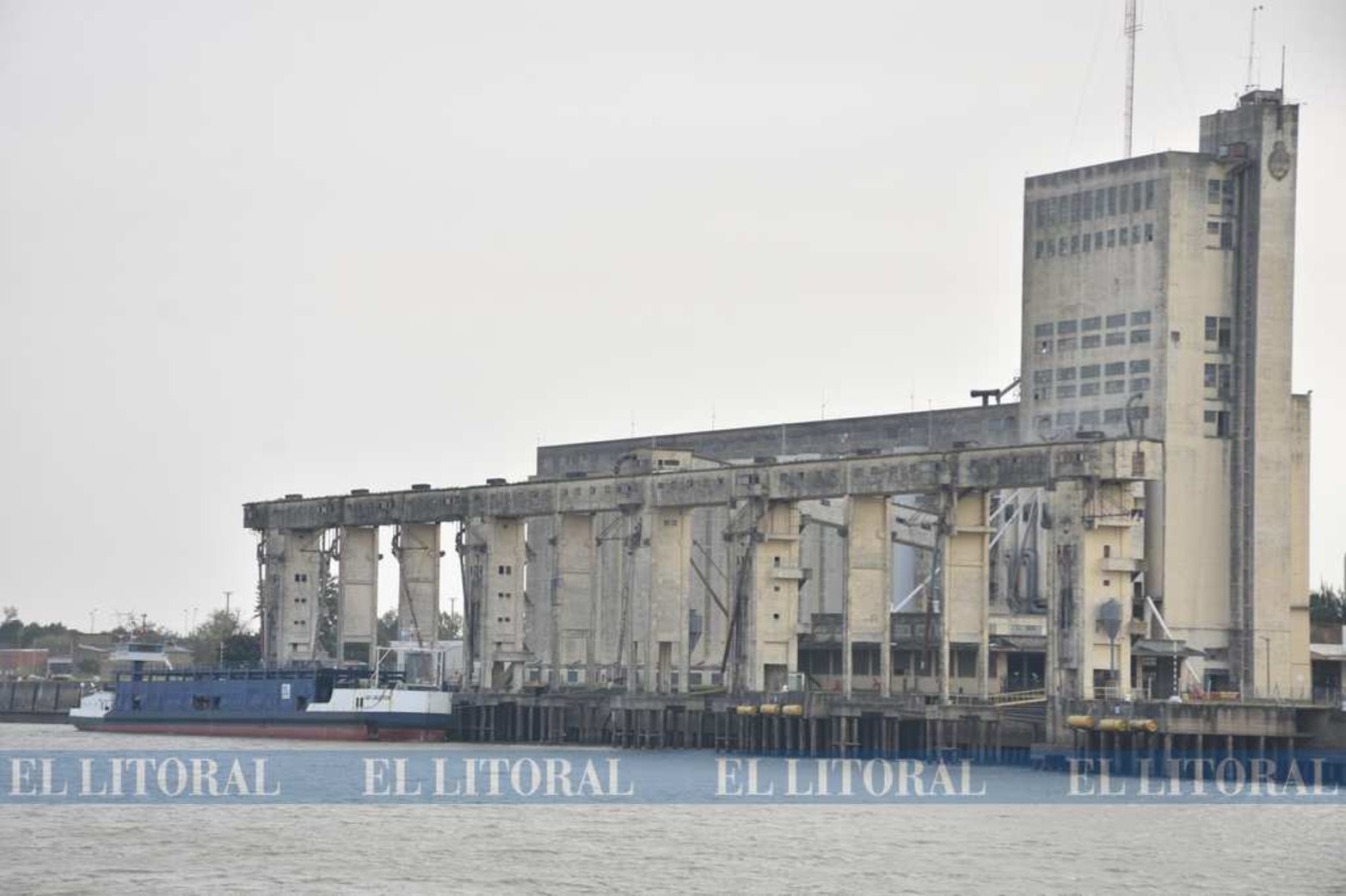 Media docena de barcos con granos de maíz salieron del Puerto de Santa Fe con destino a Montevideo en estos últimos meses.