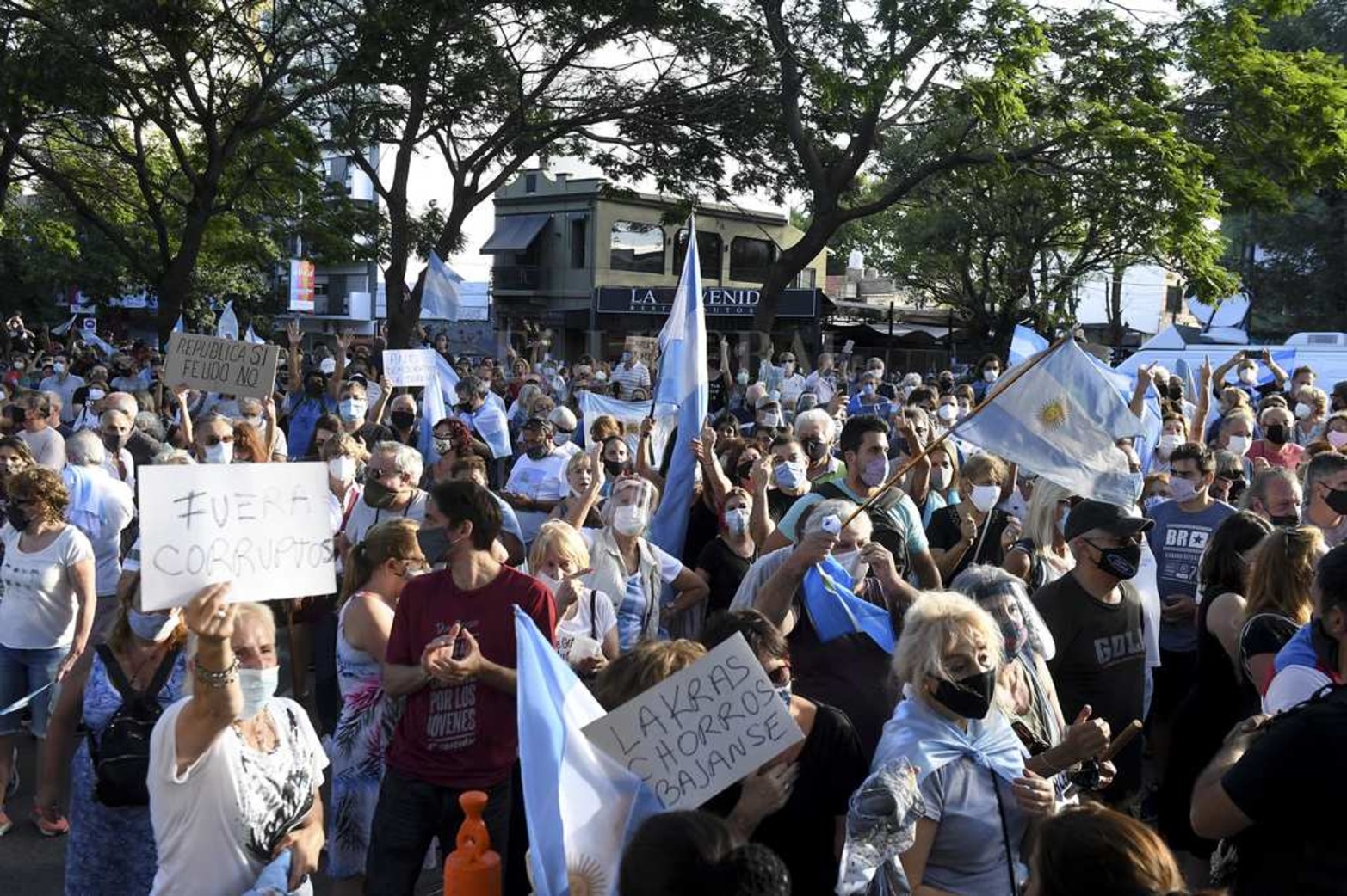 Frente a la residencia de Olivos también hubo manifestaciones en contra del vacunatorio vip.