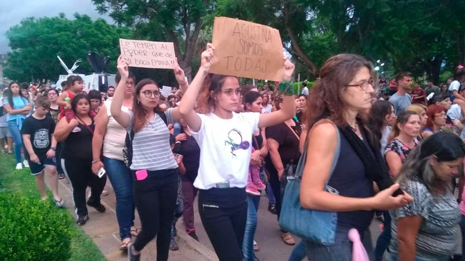 Centenares de personas se movilizaron para manifestar su dolor e indignación ante el femicidio de Agustina Imvikeilreid que conmociona a Esperanza y a toda la región