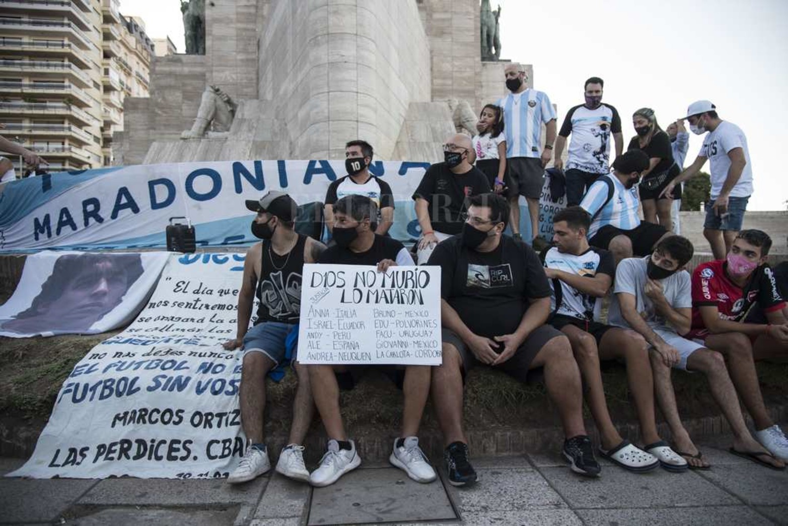 El Monumento a la Bandera fue el epicentro de la concentración en la ciudad de Rosario de los que piden por Diego Maradona.