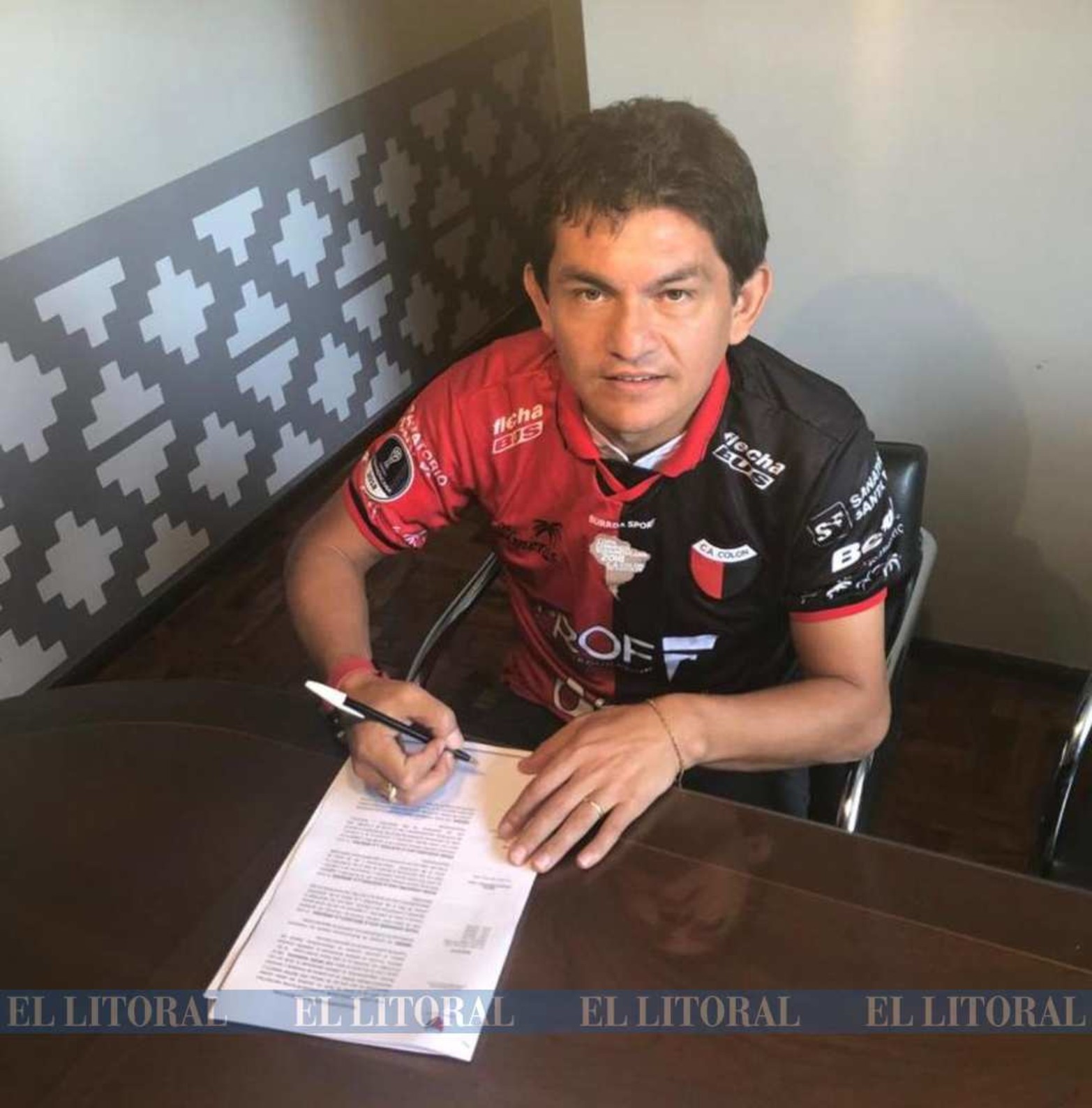 8 de enero de 2019. La foto "casera" que envió Prensa de Colón cuando el jugador firmó su contrato hasta junio de 2021.