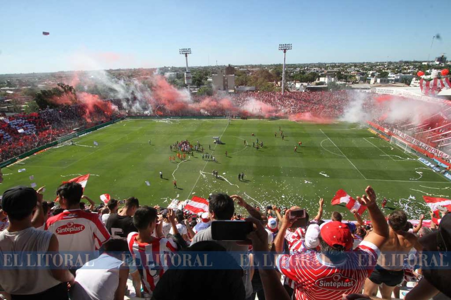 18 de marzo de 2017. El diario El Litoral con los hinchas en una imagen que quedará en la historia. La salida del equipo en el partido frente a Colón.