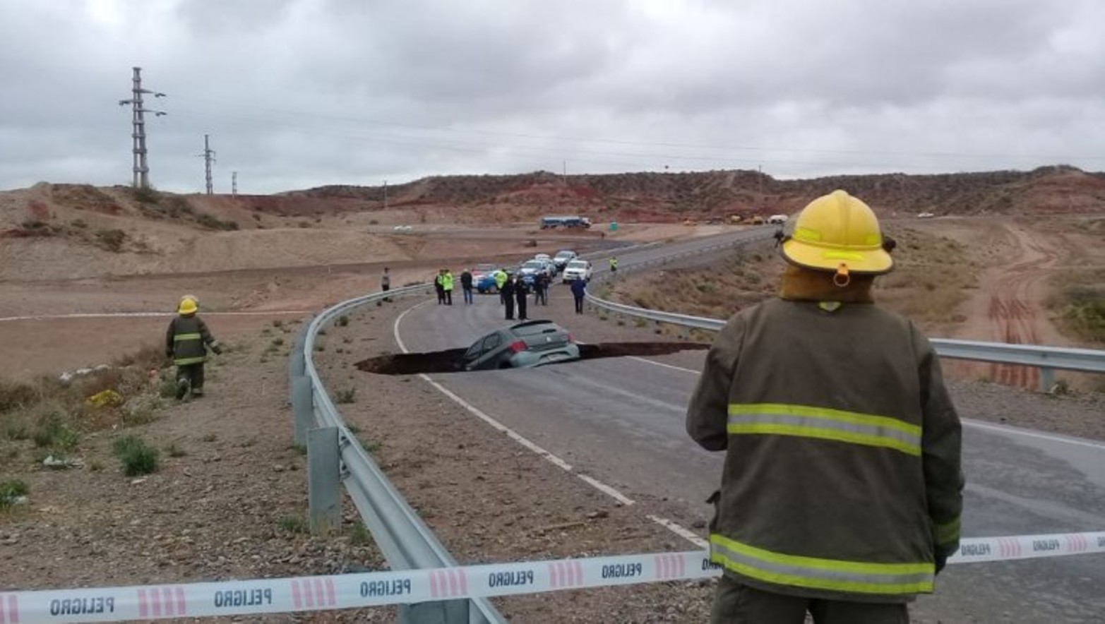 Enorme grieta en la R7 se tragó a un auto en Neuquén