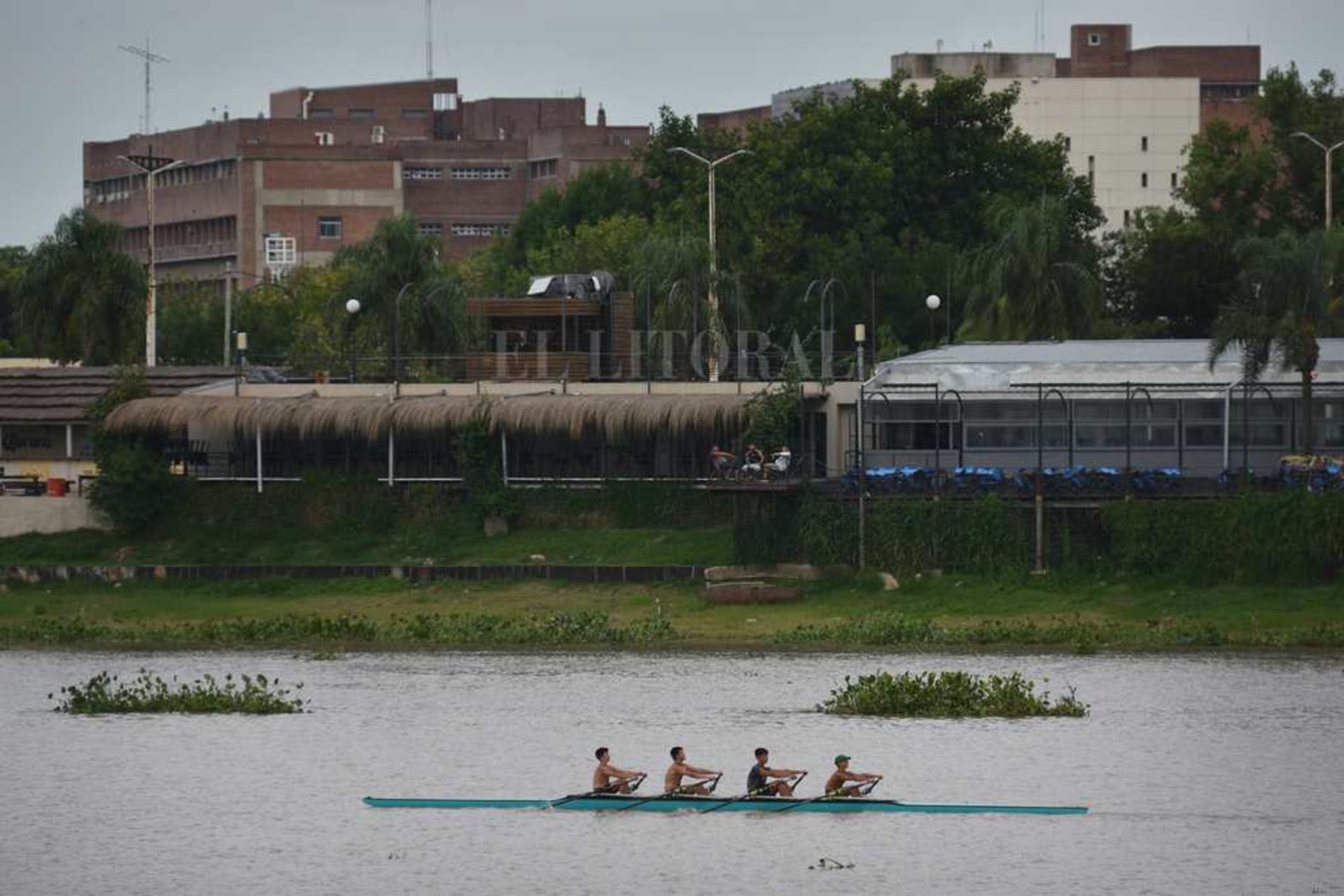 Creció el río y aparecieron los camalotes. Luego de la prolongada bajante (el 21 de mayo de 2020 marcó 48 centímetros) la fisonomía de la laguna Setúbal comenzó a cambiar. Además de ser notable el cambio en la altura del agua, miles de plantas pasan por debajo del puente Colgante. Un atractivo que la bajante se había encargado de borrar.