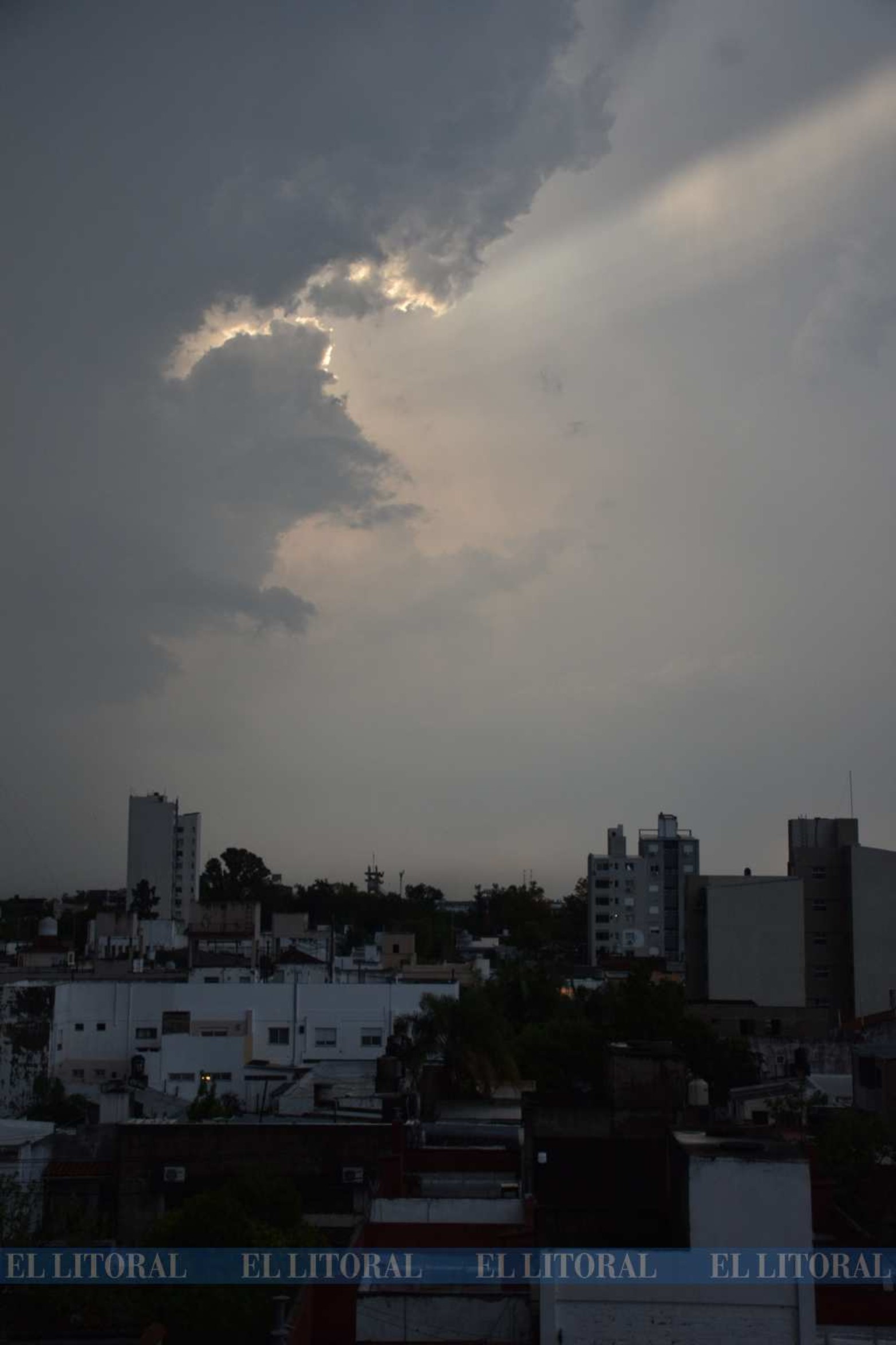 El frente de tormenta de ayer a la tarde. La escasez de agua de lluvia viene desde mayo de este año.