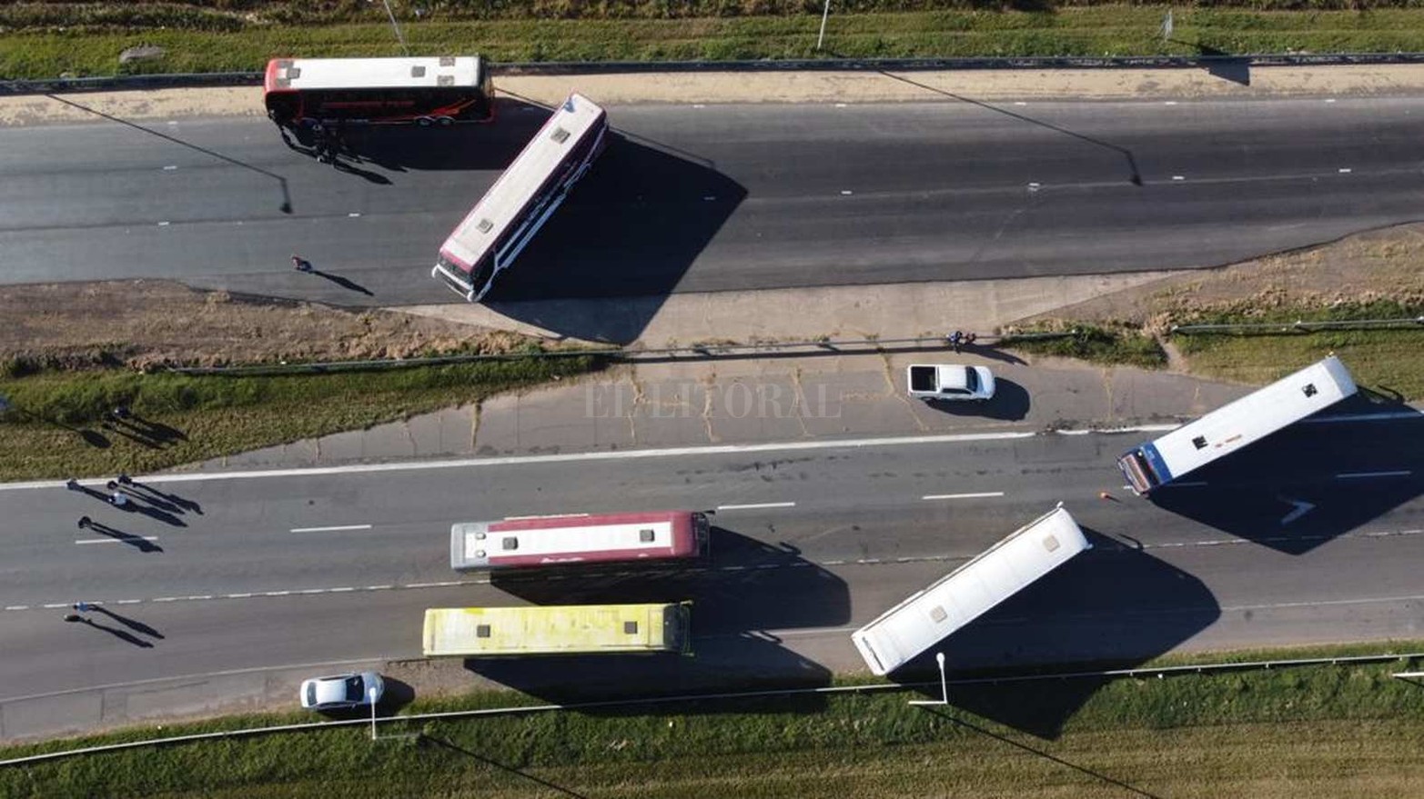 Un plano cenital desde el aire. Ambas manos cortadas.