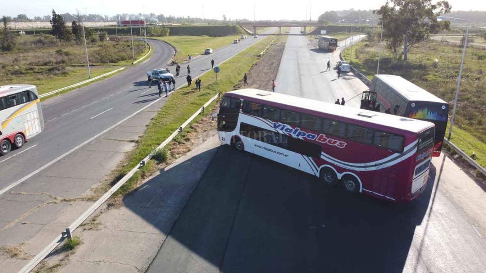 Las empresas de turismo vuelven a protestar. Reclaman igualdad de condiciones con las líneas de transporte de pasajeros.