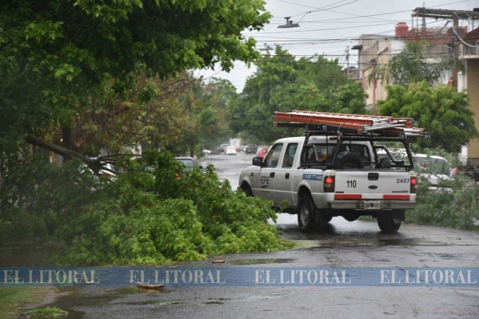 Las cuadrillas de la empresa de energía están reparando lo que la tormenta dejó.