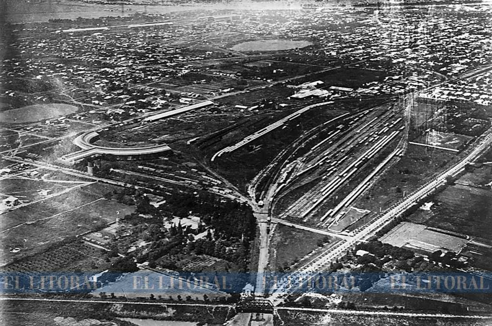 Una imagen de principios de la década de 1930 tomada desde la zona del puente negro (hoy Aristóbulo del Valle y Presidente Roca) que mira hacia el sur. Se puede apreciar la Laguna Felipe casi en el fondo de la imagen.