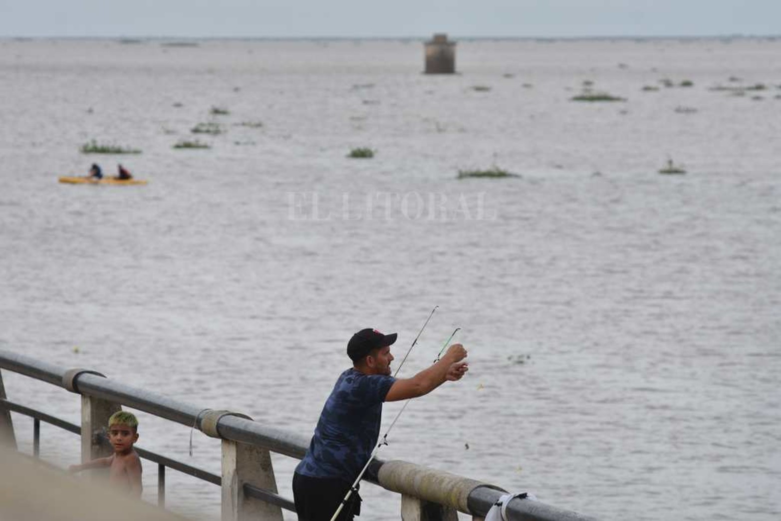 Creció el río y aparecieron los camalotes. Luego de la prolongada bajante (el 21 de mayo de 2020 marcó 48 centímetros) la fisonomía de la laguna Setúbal comenzó a cambiar. Además de ser notable el cambio en la altura del agua, miles de plantas pasan por debajo del puente Colgante. Un atractivo que la bajante se había encargado de borrar.