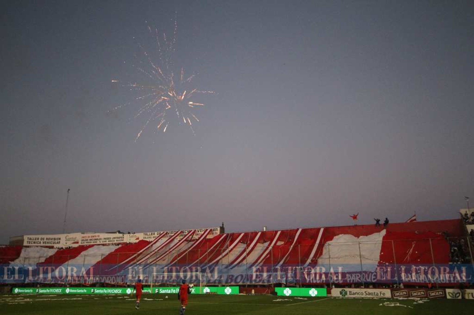 11 de octubre de 2017. Con la bandera mas larga. Cubre desde el codo de mujeres y llega hasta la mitad de la cancha.