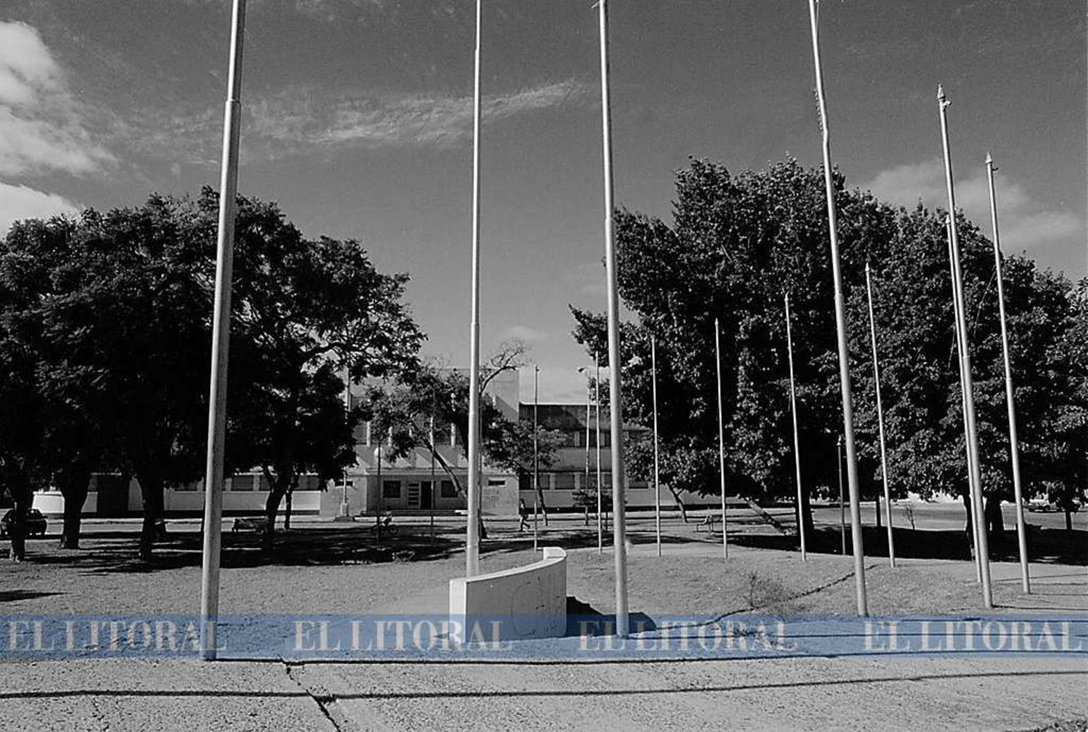 1999. Recorrida de El Litoral. La plaza, sin banderas