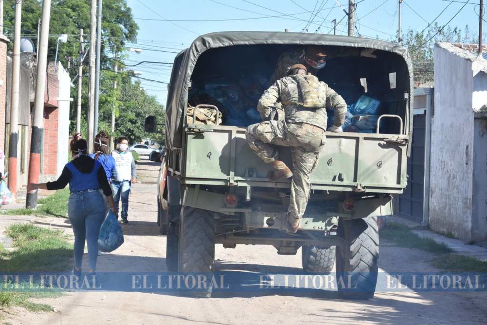 El Ejercito y el Ministerio de Desarrollo Social de la provincia entregó bolsones de comida y lavandina