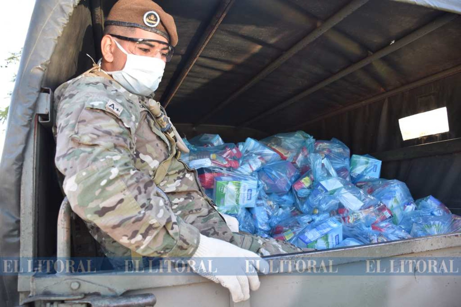 El Ejercito y el Ministerio de Desarrollo Social de la provincia entregó bolsones de comida y lavandina