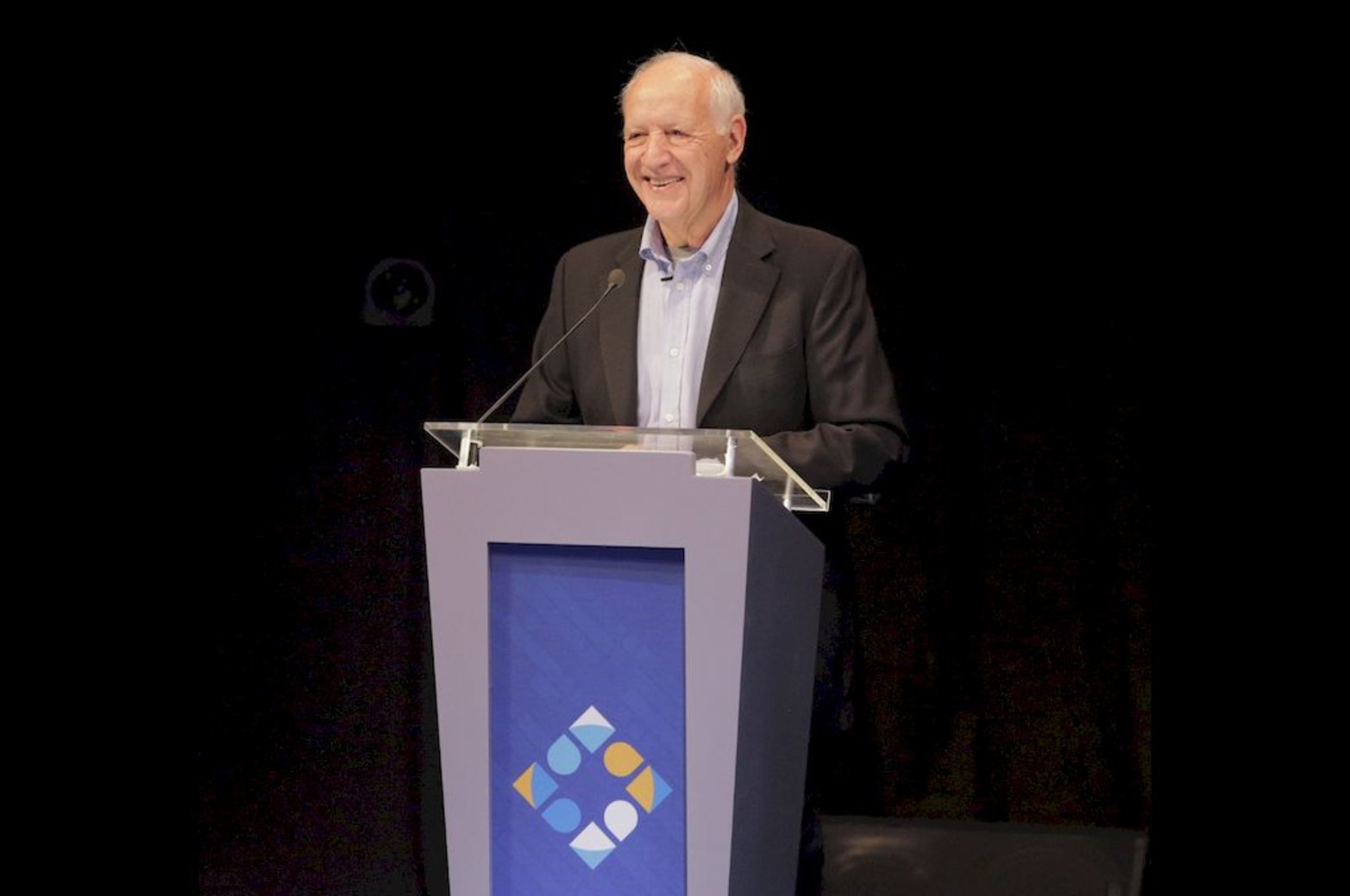 Roberto Lavagna en la prueba de luces y sonido para el debate presidencial en la UNL