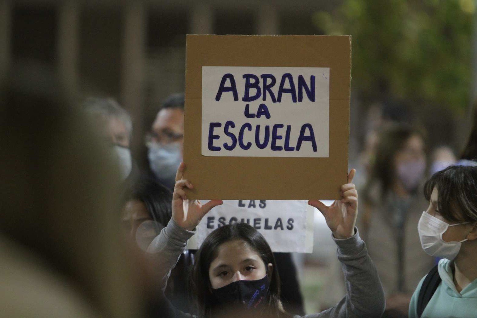 En Paraná al igual que otras cinco ciudades de Entre Ríos las clases presenciales fueron suspendidas y buscaron dar mas horas de clases virtuales sobre todo en escuelas públicas.