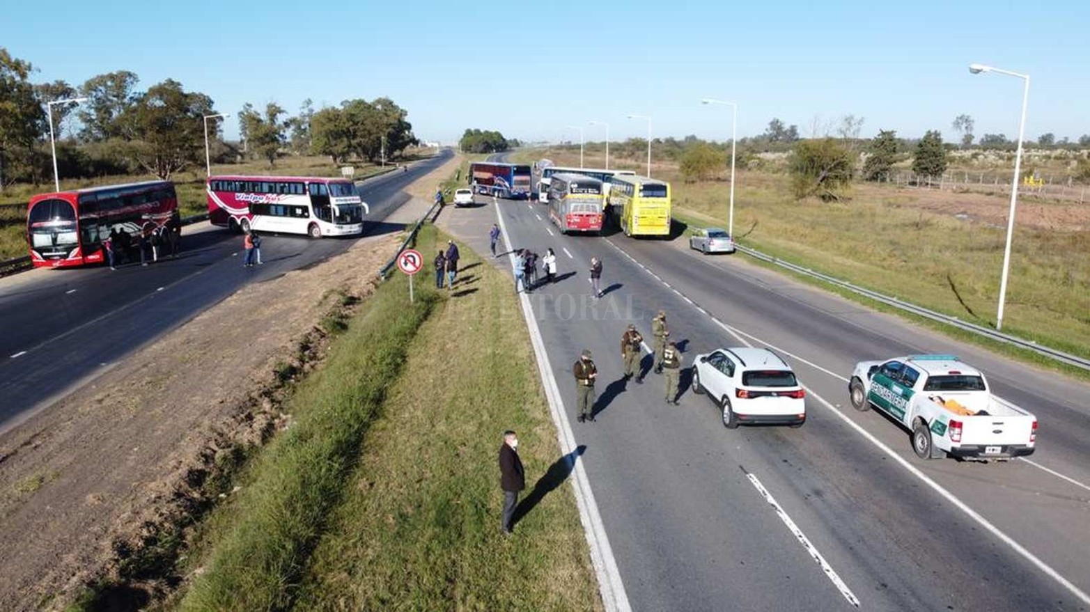 En el acceso al peaje para tomar la autovía 19, hay reducción calzada.