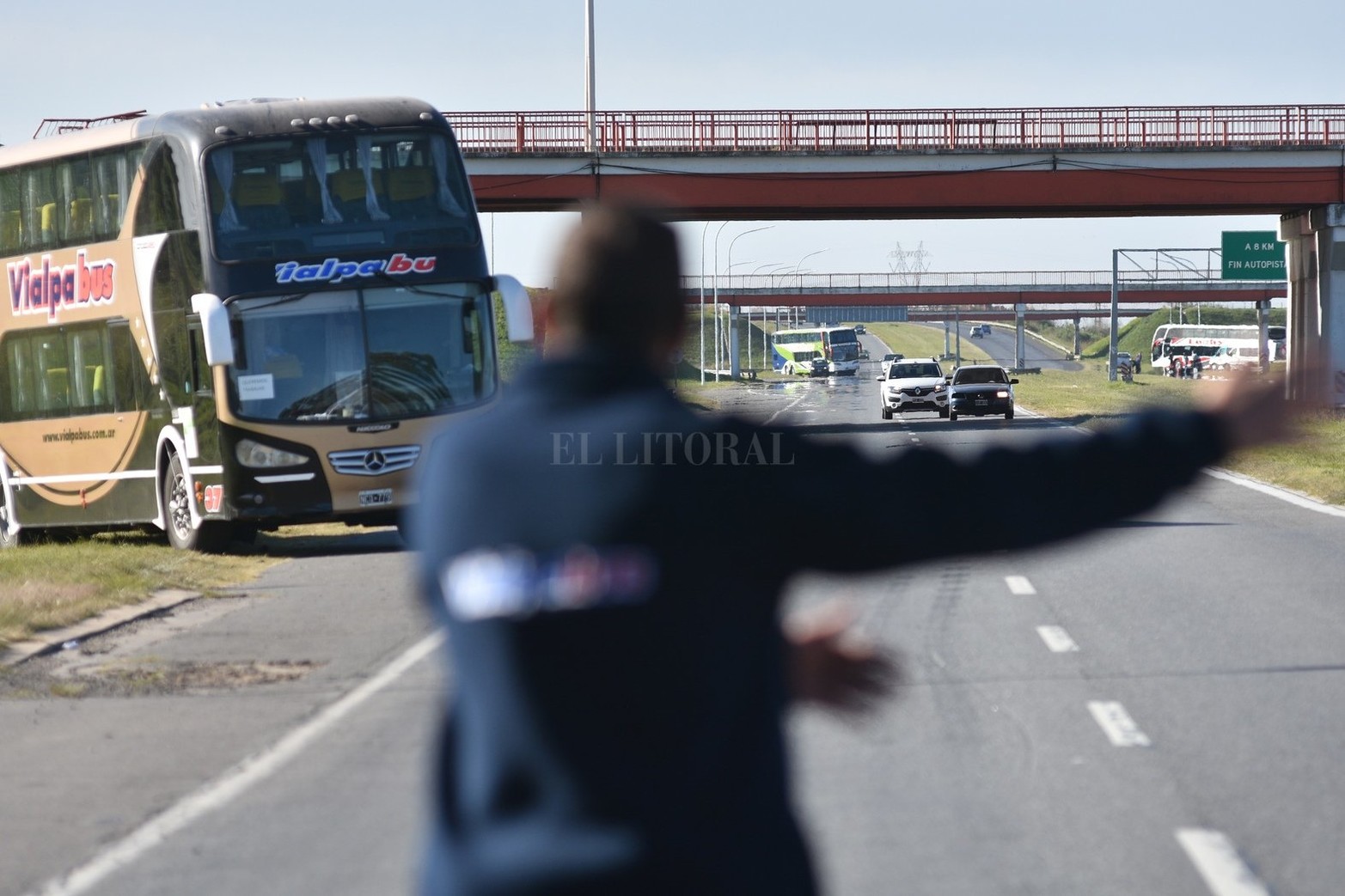 El corte de transportistas de empresas de turismo que comenzó este martes por la mañana en la autopista Santa Fe-Rosario no sólo continuaba, sino que además referentes del sector adelantaron a El Litoral que la medida se sostendrá en tanto y en cuanto no reciban respuestas del gobierno provincial.