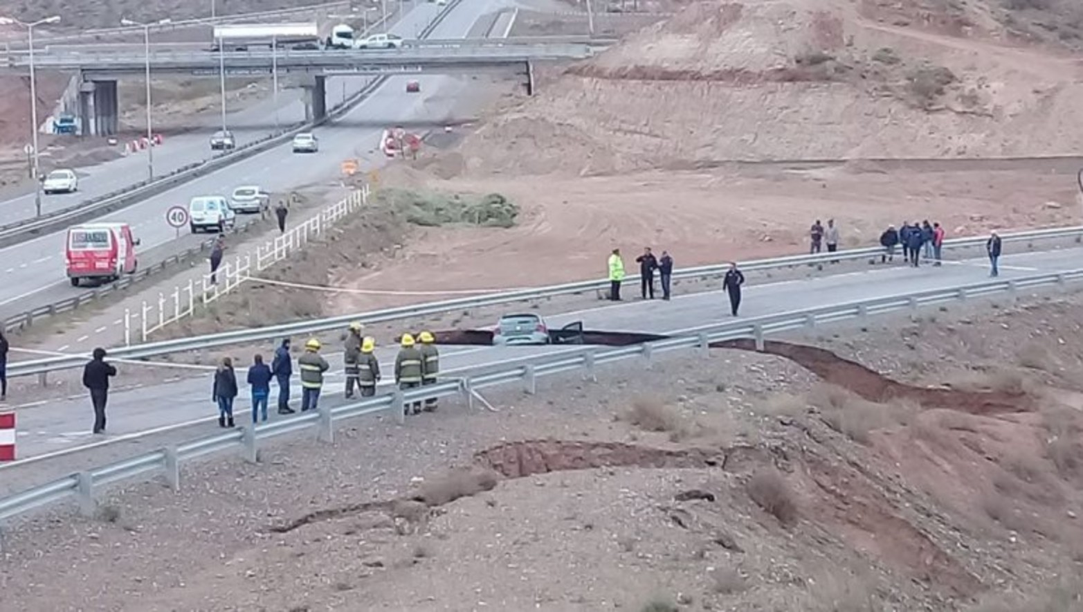 Enorme grieta en la R7 se tragó a un auto en Neuquén