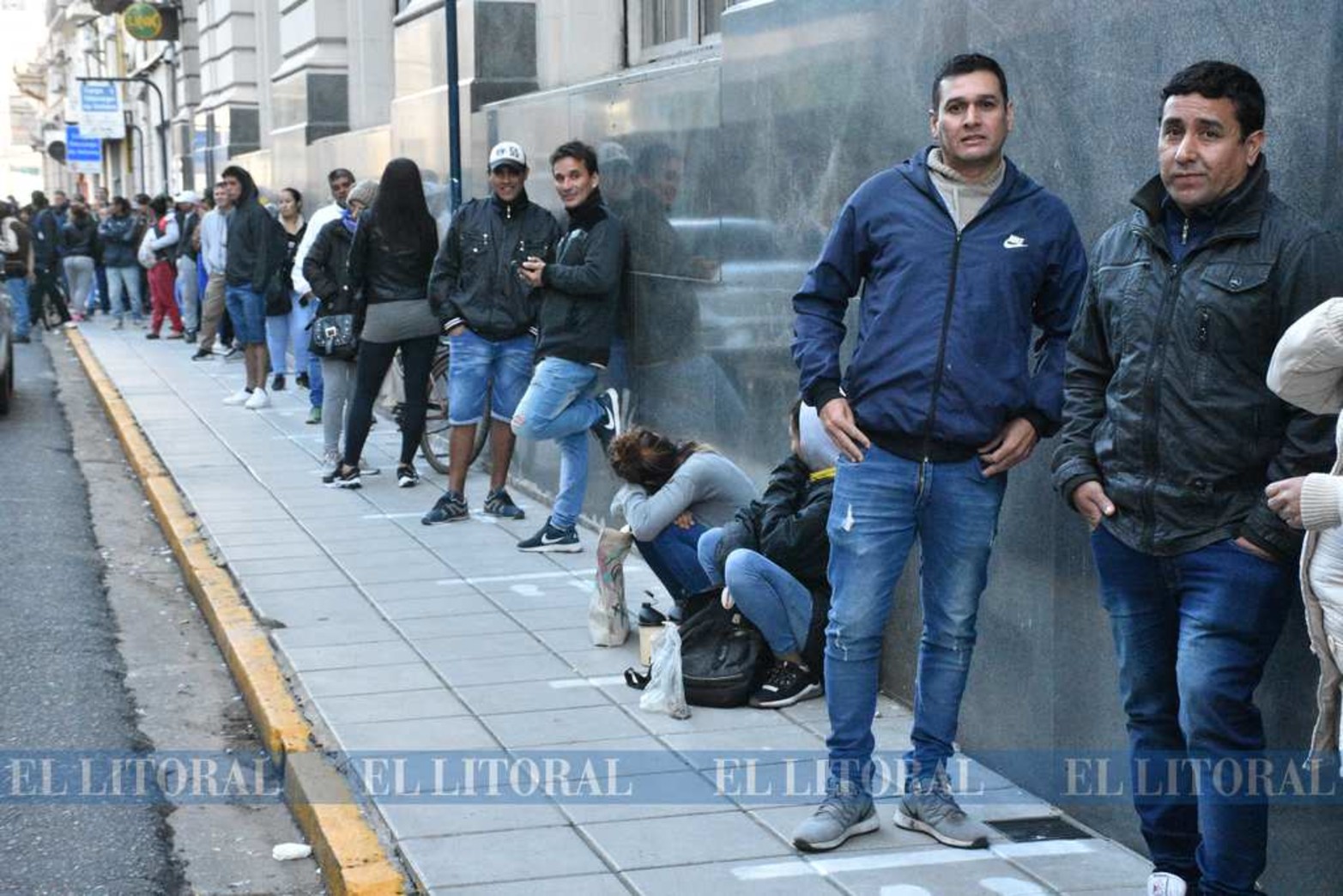 Cola en bancos para cobrar Asignaciones, Fondo de desempleo, jubilaciones y pensiones.