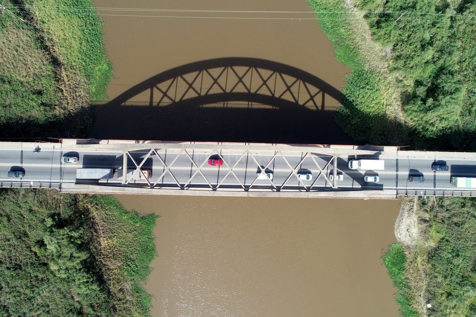 Por la medida de fuerza que realizan los transportistas de turismo en la autopista los camiones de carga deben desviar por la ciudad de Santo Tomé y se registran complicaciones para circular por el Puente Carretero.