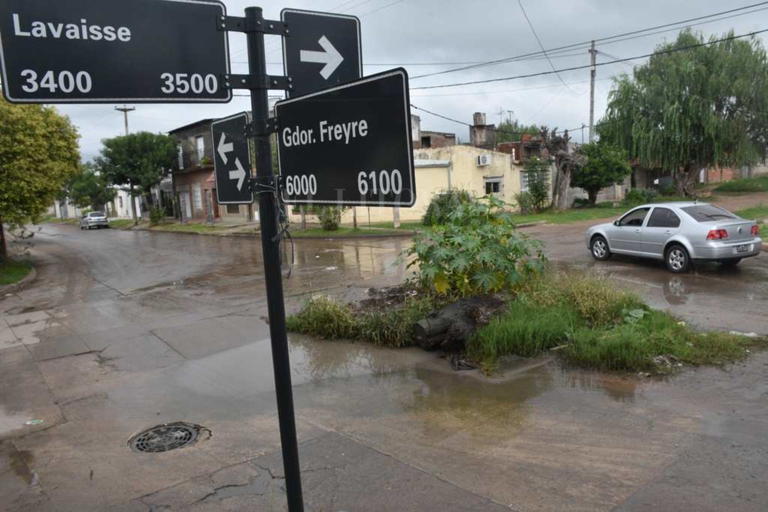 En Freyre y Lavaisse al medio de la calle un pozo que con el tiempo se "transformó" en rotonda.