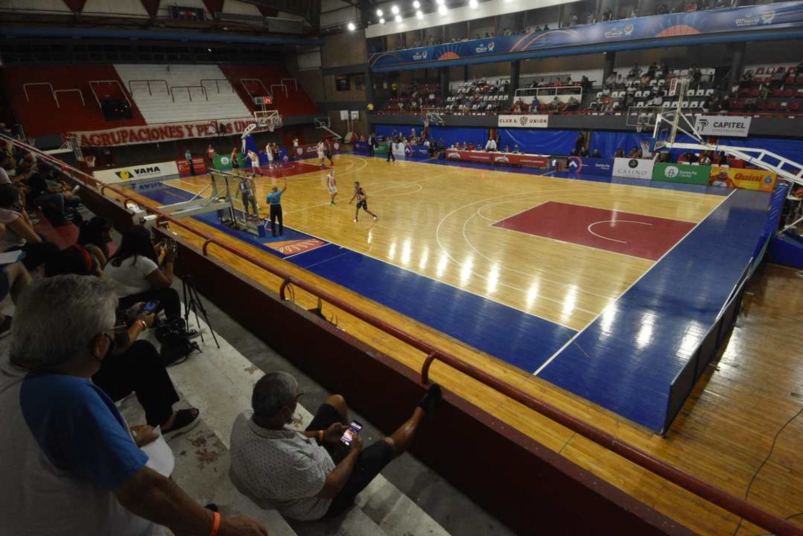 En el inicio de la Liga Argentina de básquet (la segunda categoría a nivel nacional) Unión lo goleó a Colón por 84 a 62.