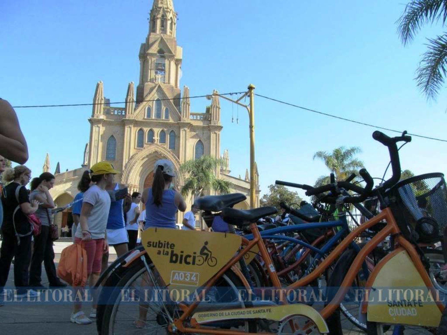 2013. En el estacionamiento en la plaza frente a la basílica de Guadalupe.