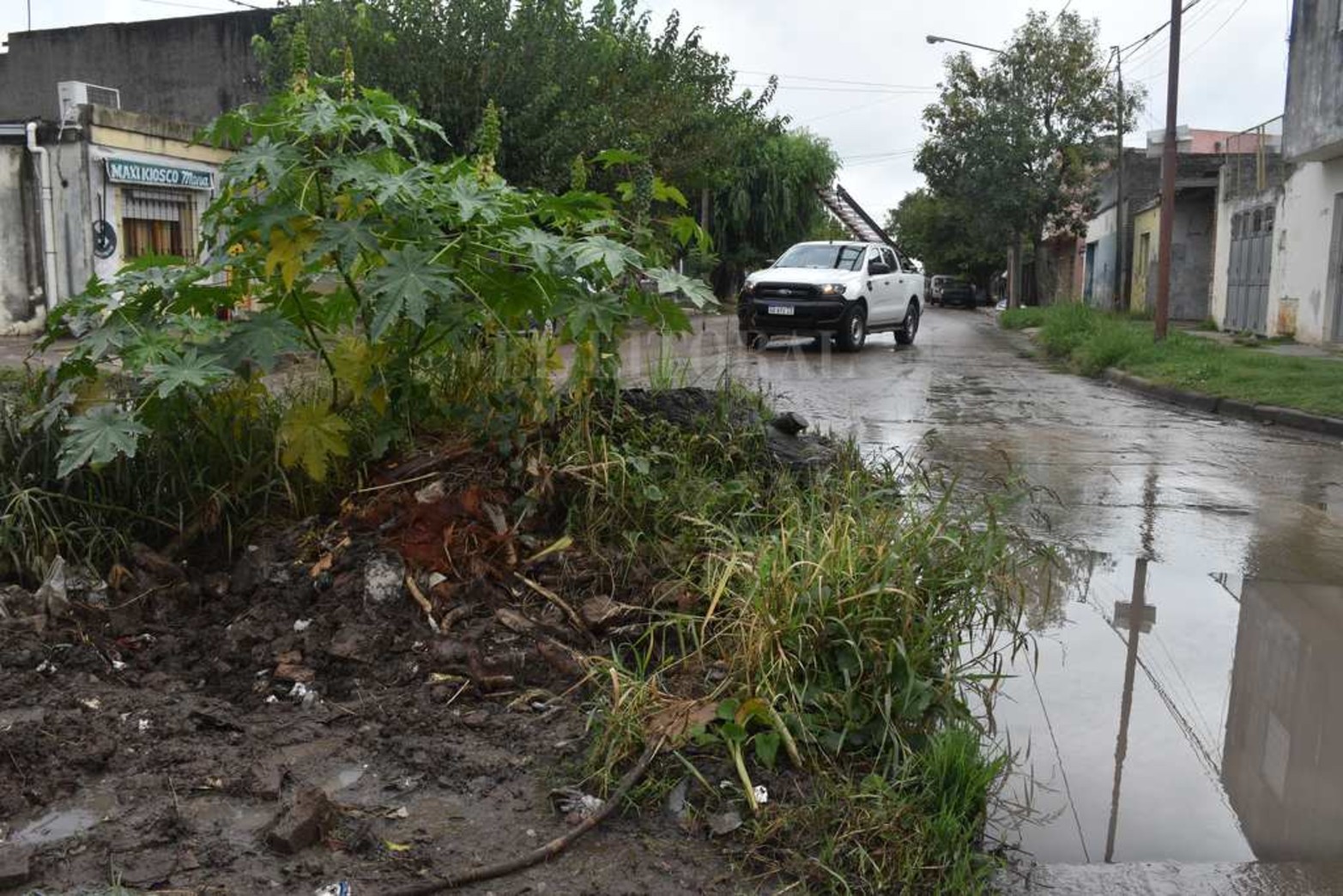 En Freyre y Lavaisse al medio de la calle un pozo que con el tiempo se "transformó" en rotonda.