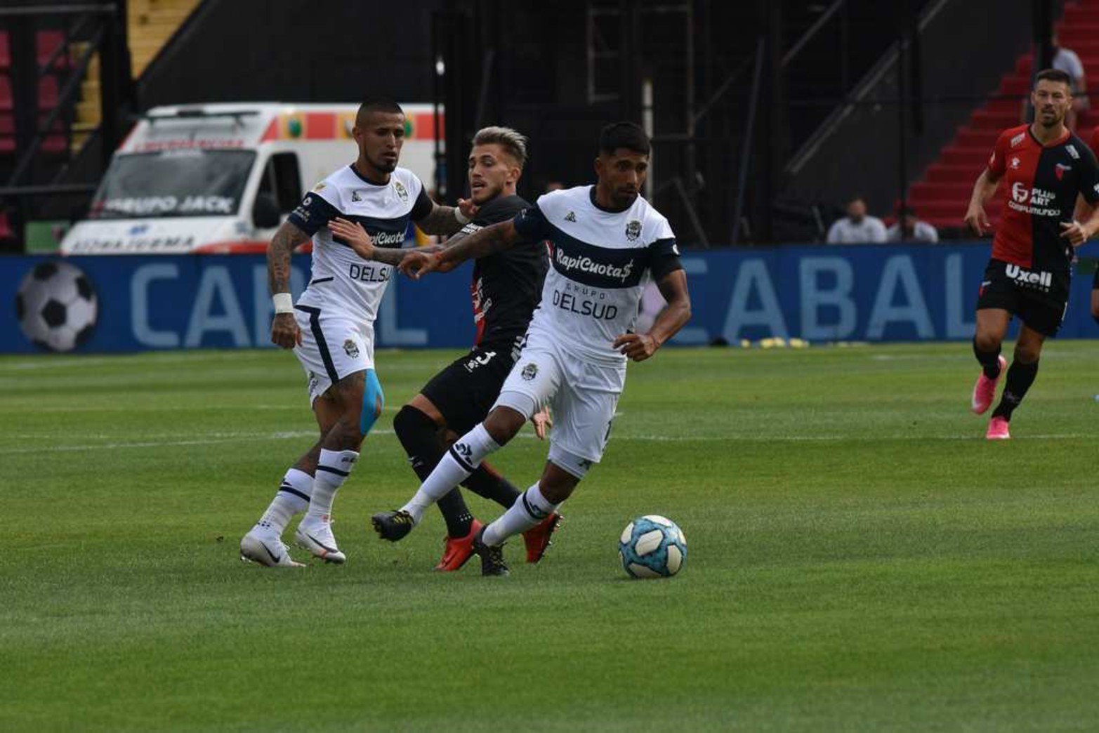 Gimnasia supo esperar y encontró los errores defensivos de Colón.