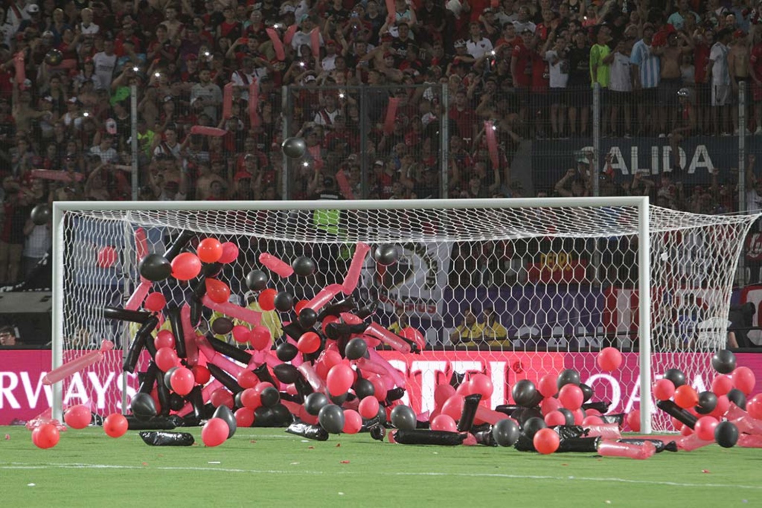 40 mil sabaleros coparon Paraguay en una movilización historica para Santa Fe y el fútbol nacional. Colón perdió la final 3 a 1 ante Independiente del Valle, pero el verdadero protagonismo se lo llevo la gente. Un equipo de El Litoral, con Enrique Cruz a la cabeza realizó una cobertura de cinco días para el hecho más importante del año deportivo. El Litoral como ningun otro medio acompaño y reflejo el sentimiento del pueblo sabalero en todas sus plataformas.