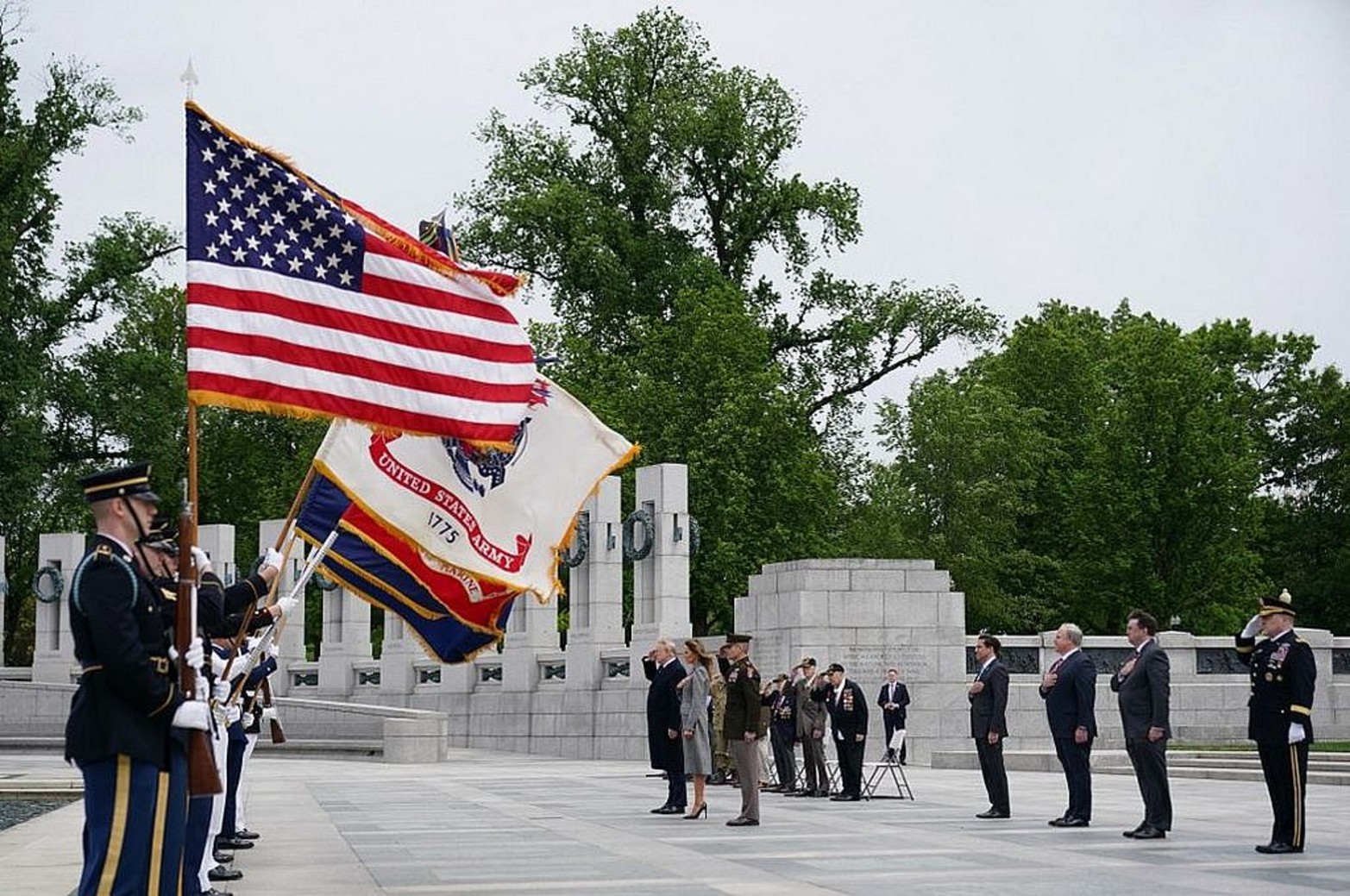 En Estados Unidos, siete veteranos de la Segunda Guerra Mundial, de entre 96 y 100 años, acompañaron al presidente Donald Trump en una ceremonia de colocación de ofrenda floral el viernes.