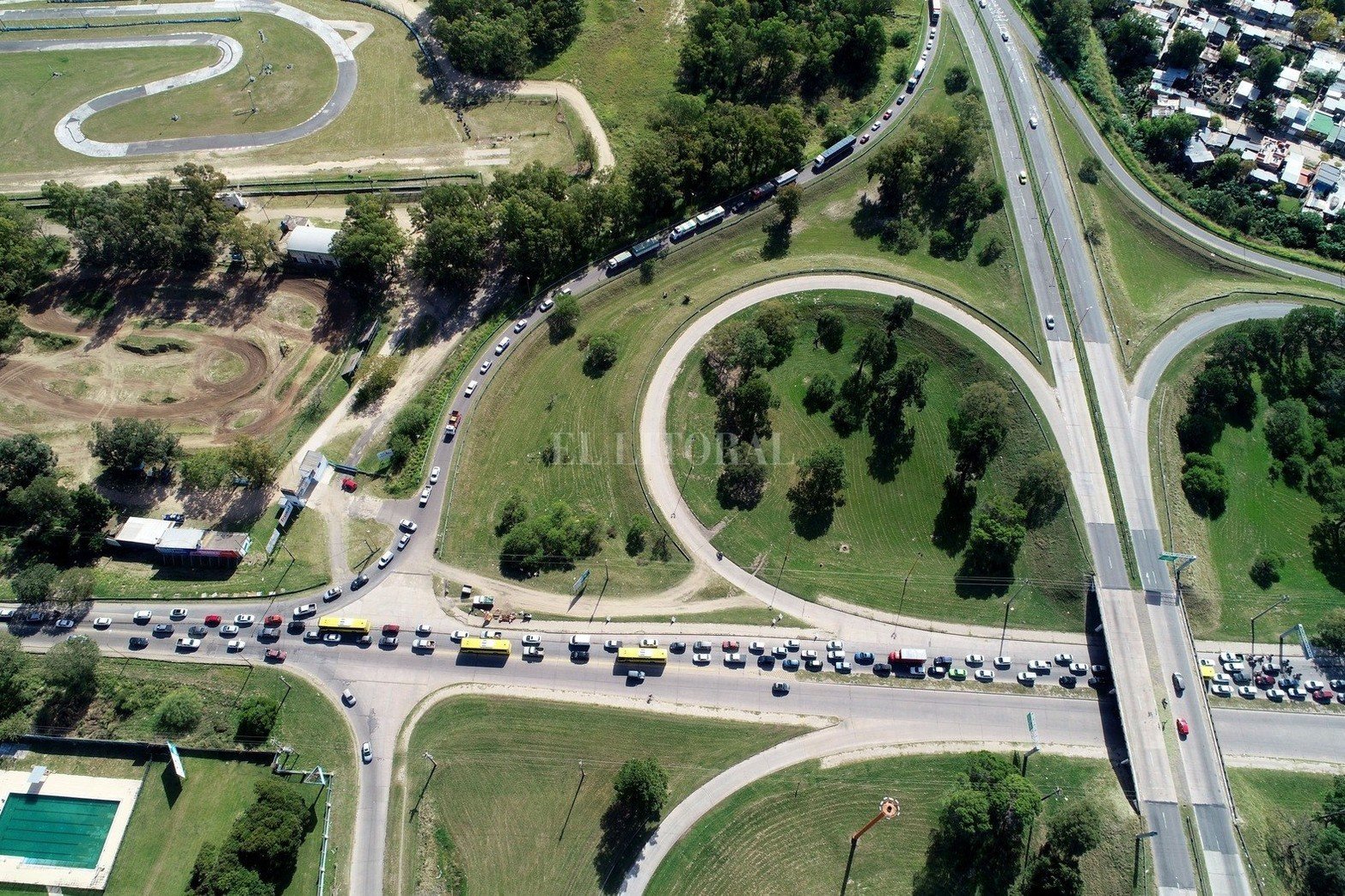 Por la medida de fuerza que realizan los transportistas de turismo en la autopista los camiones de carga deben desviar por la ciudad de Santo Tomé y se registran complicaciones para circular por el Puente Carretero.