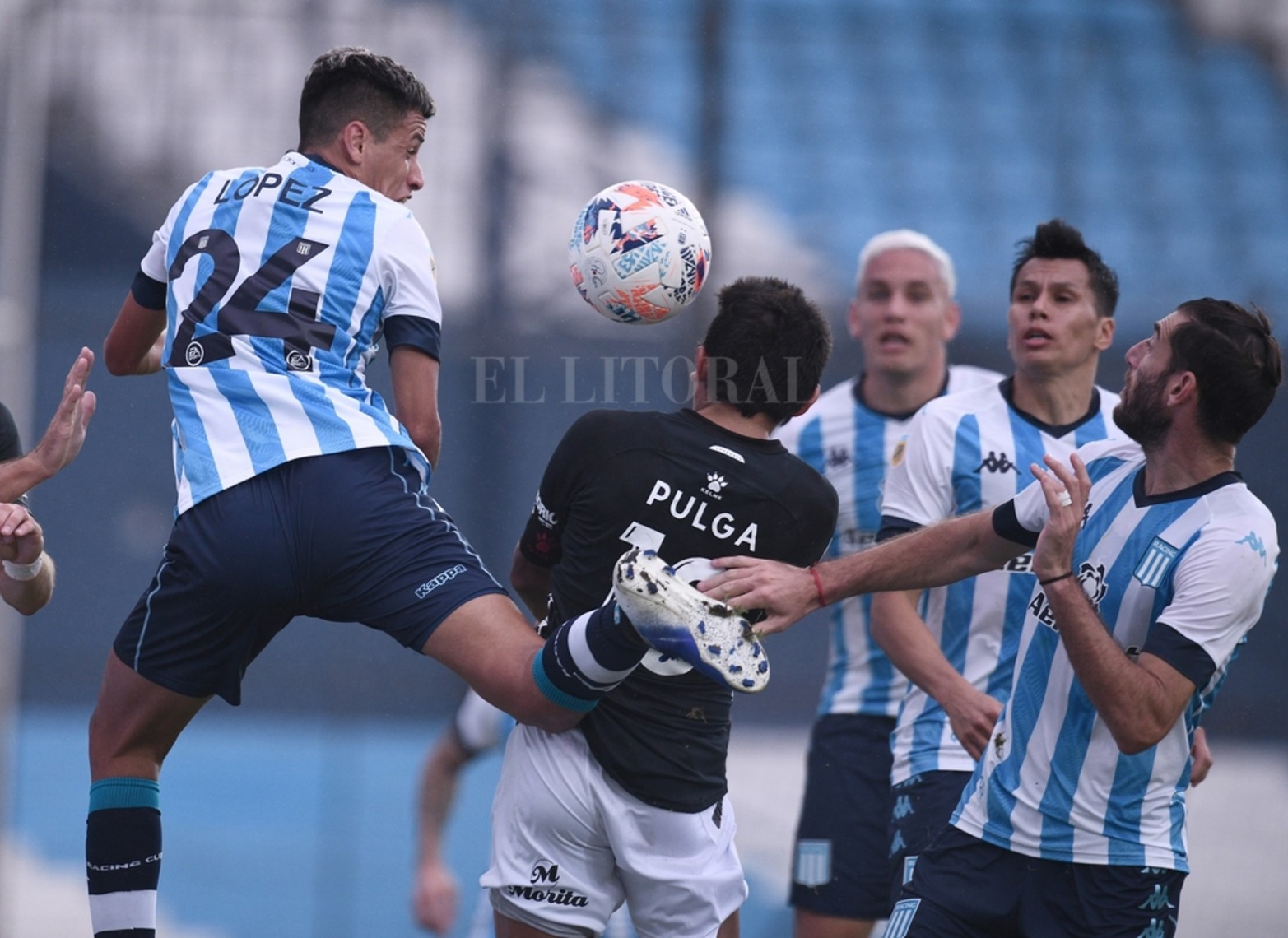 El gol de cabeza sin saltar. En el área chica y entre los defensores, Luis Miguel Rodríguez hizo otro curioso gol.