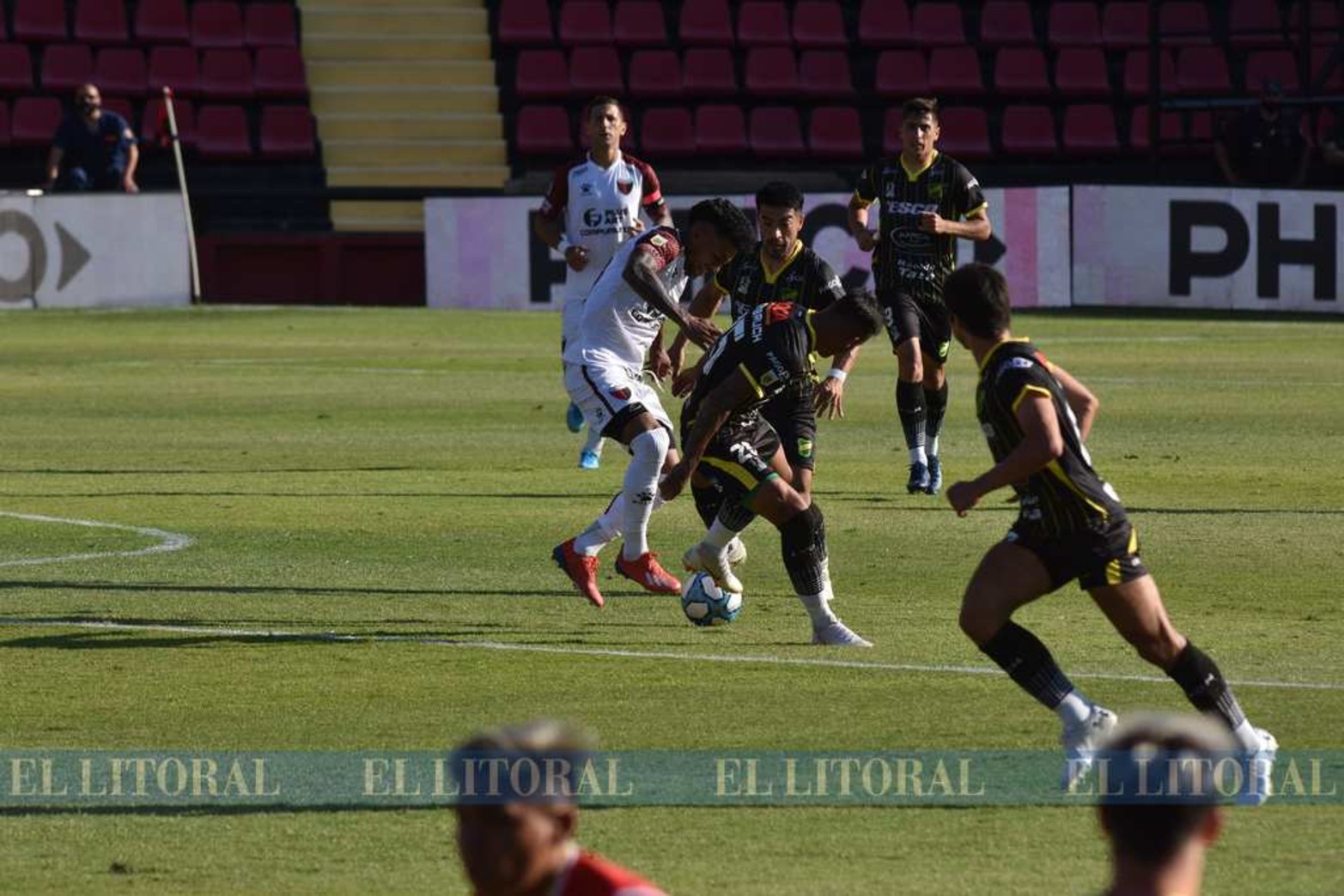 Colón y Defensa y Justicia juegan en el estadio Brigadier López.