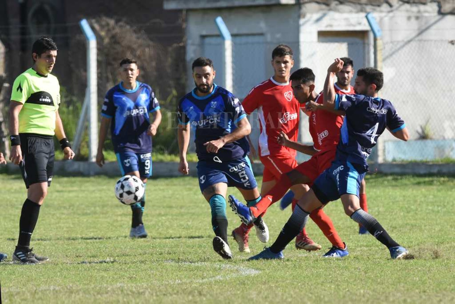 Encuadres de Ciclón Racing e Independiente de Santo Tome.