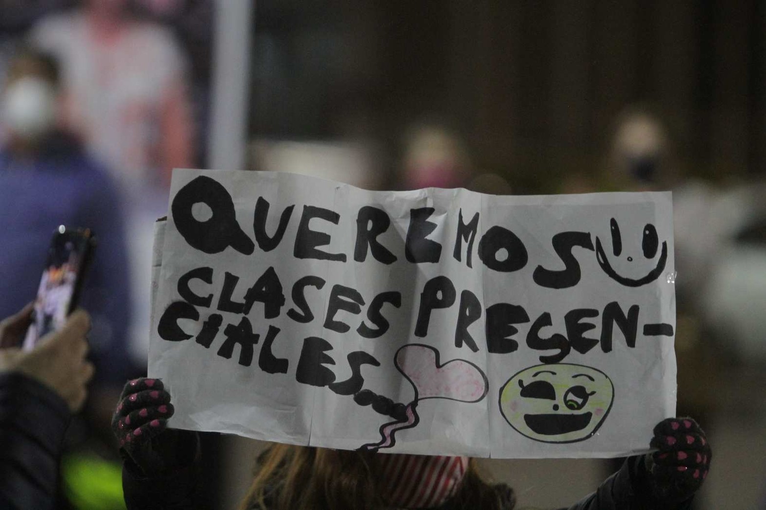 Varios niños con guantes, gorra y carteles se acercaron hasta plaza Mansilla de la vecina ciudad de Paraná.