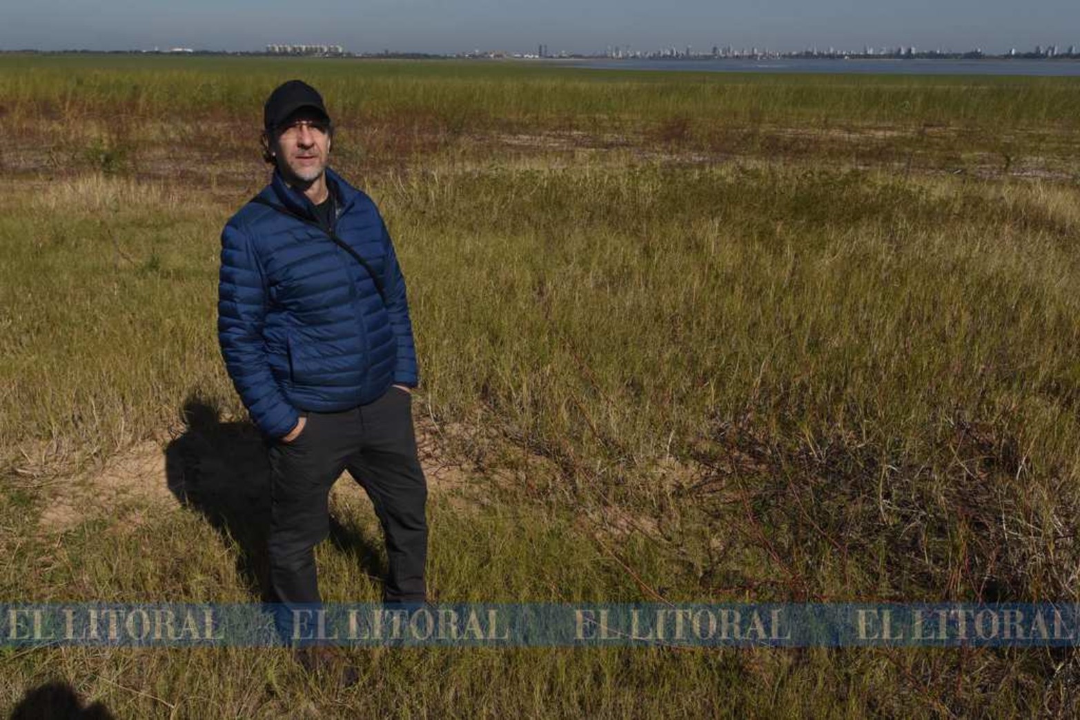 Un equipo del diario El Litoral recorrió, junto al antropólogo Gabriel Cocco, el albardón donde comenzará la excavación .