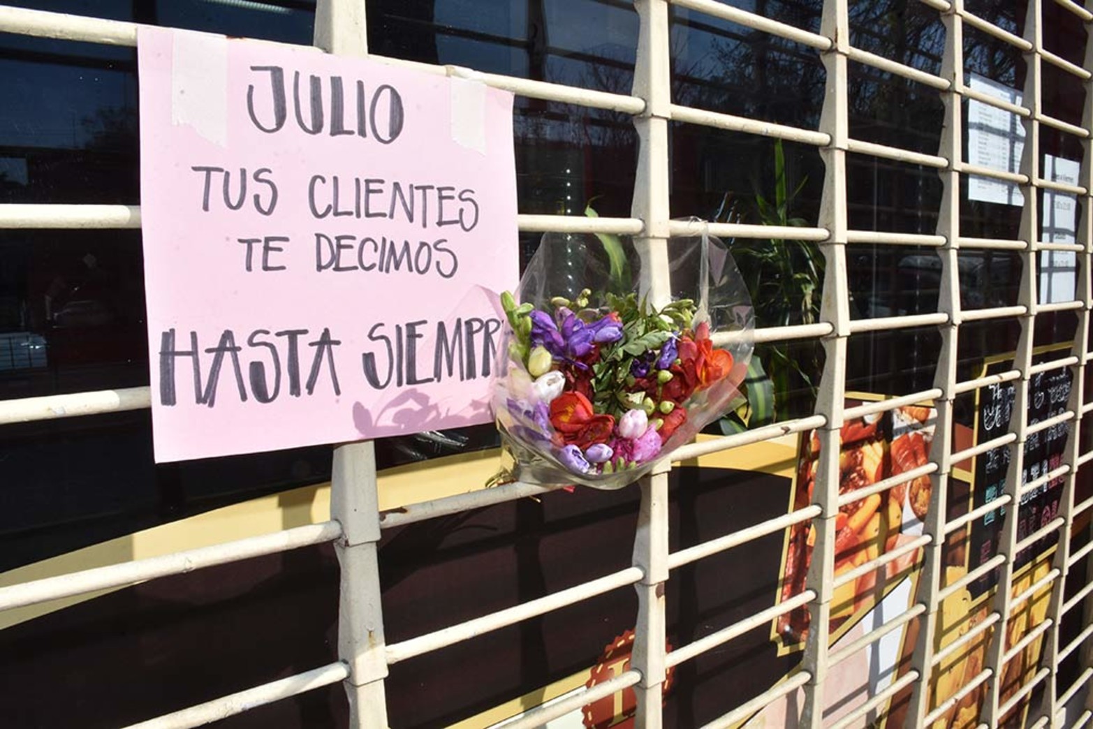 Poco después del mediodía del 17 de septiembre, el joven comerciante Julio Cabal fue asesinado durante un asalto en pleno centro y a metros de la Municipalidad.