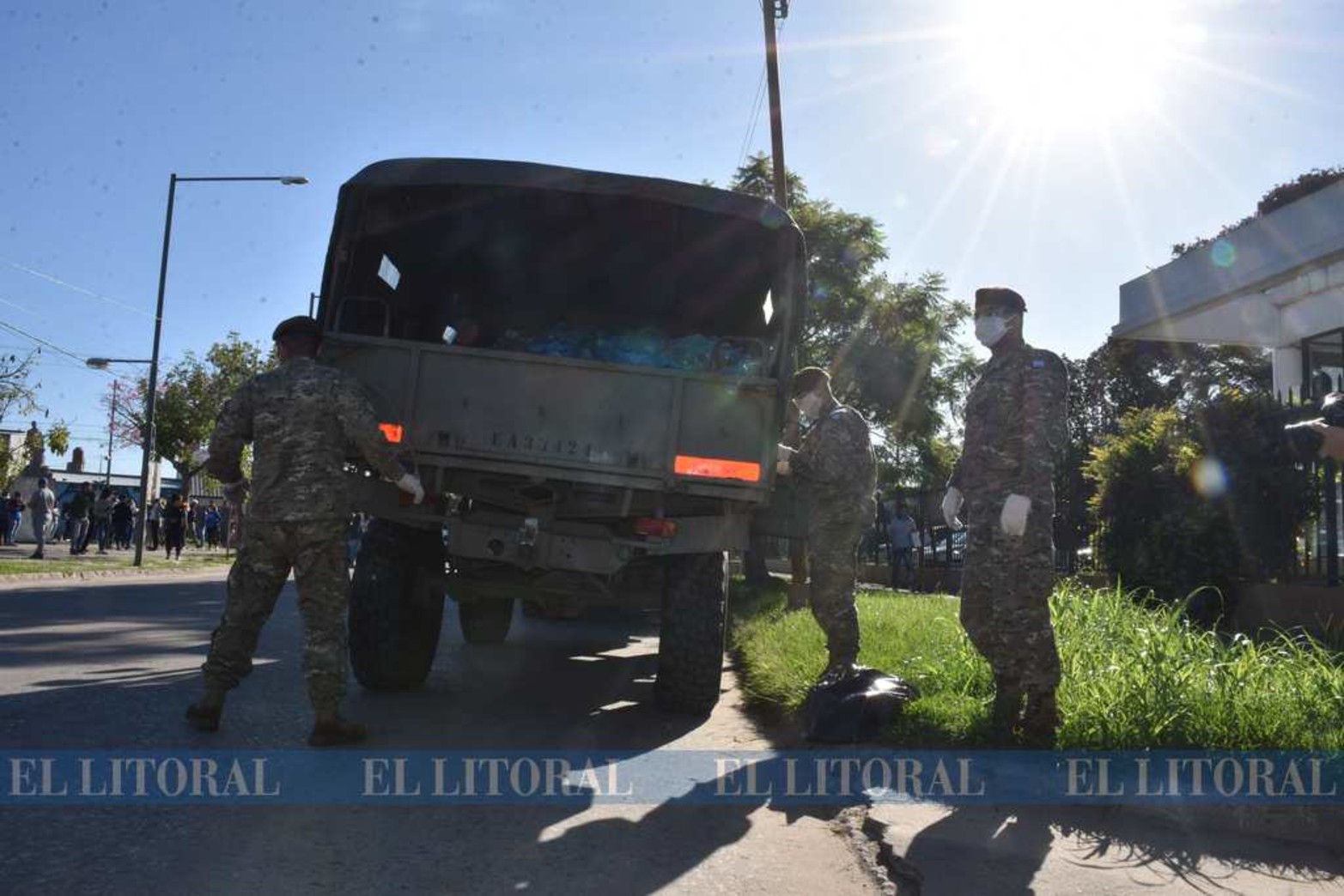 El Ejercito y el Ministerio de Desarrollo Social de la provincia entregó bolsones de comida y lavandina