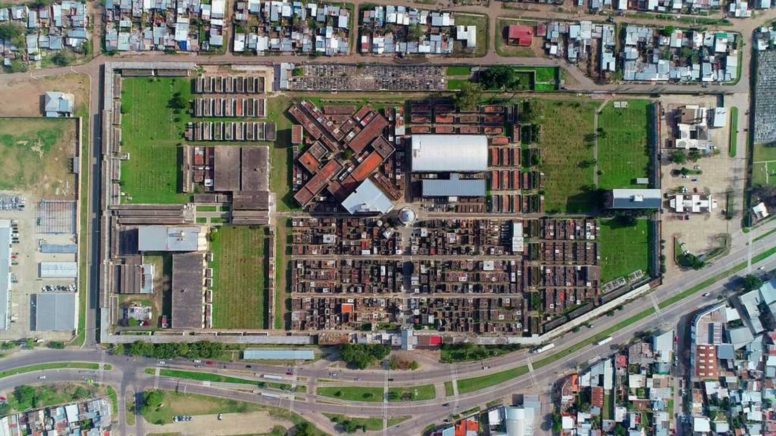 Desde el aire, así se ve el cementerio municipal.