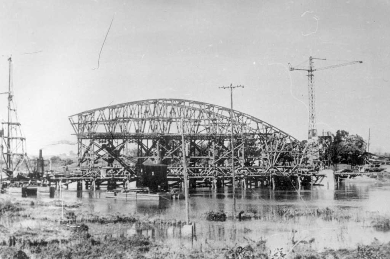 Arcos. Estas estructuras características del puente Carretero se apoyan sobre pilares, cada uno de los cuales descargan sus reacciones sobre dos cilindros de fundación huecos de 4 metros 50 centímetros de diámetro, con paredes doblemente armadas de 60 ccentímetros de espesor y de 24 metros de longitud, medidos desde el fondo del lecho del río hacia abajo. Son dos, construidos especialmente para soportar el mayor peso del tablero que implica cruzar el cauce principal del Salado y de El Vado.