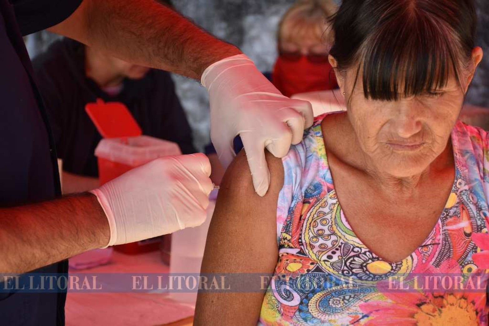 Vacunan a adultos mayores en barrio Santa Rosa de Lima