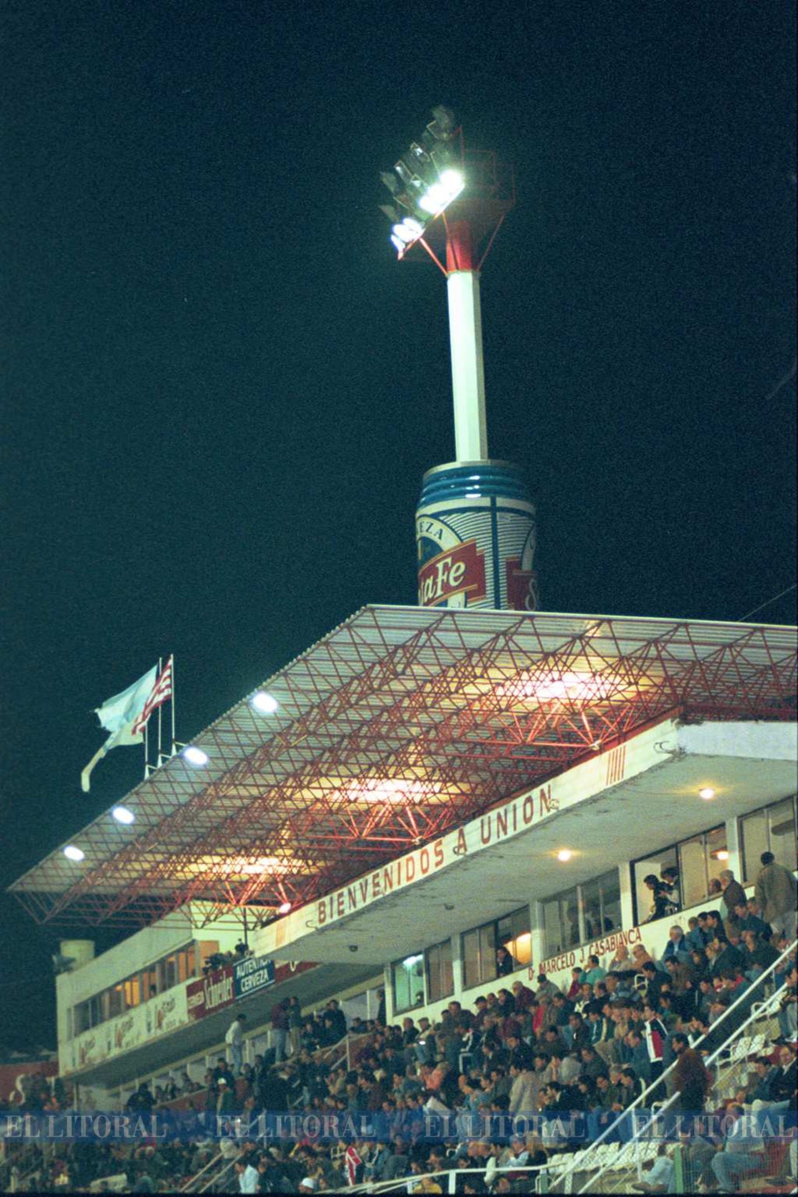 6 de junio de 2001. Dos símbolos. la platea techada y la lata de cerveza.