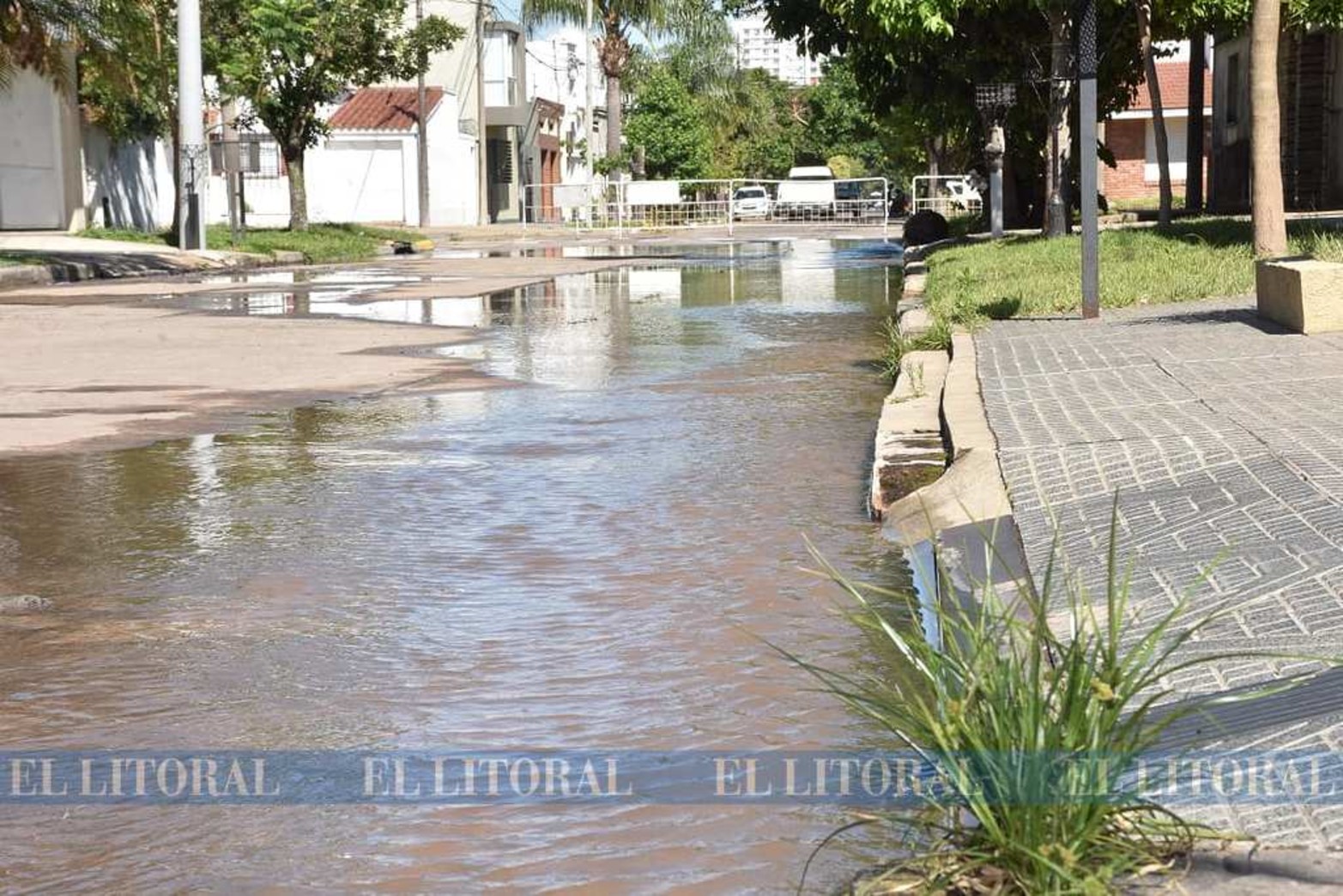 Trabajan para reponer el servicio de agua en el norte de la ciudad.