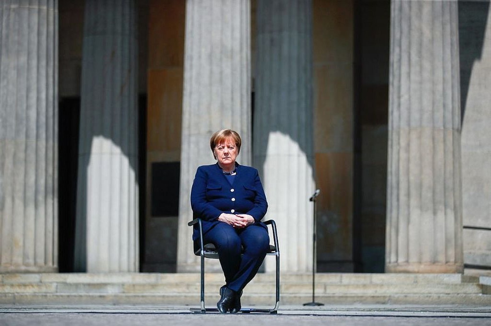 Los líderes políticos alemanes, con la canciller Angela Merkel en primer plano, realizan una ofrenda floral este viernes en el Memorial Neue Wache en Berlín.