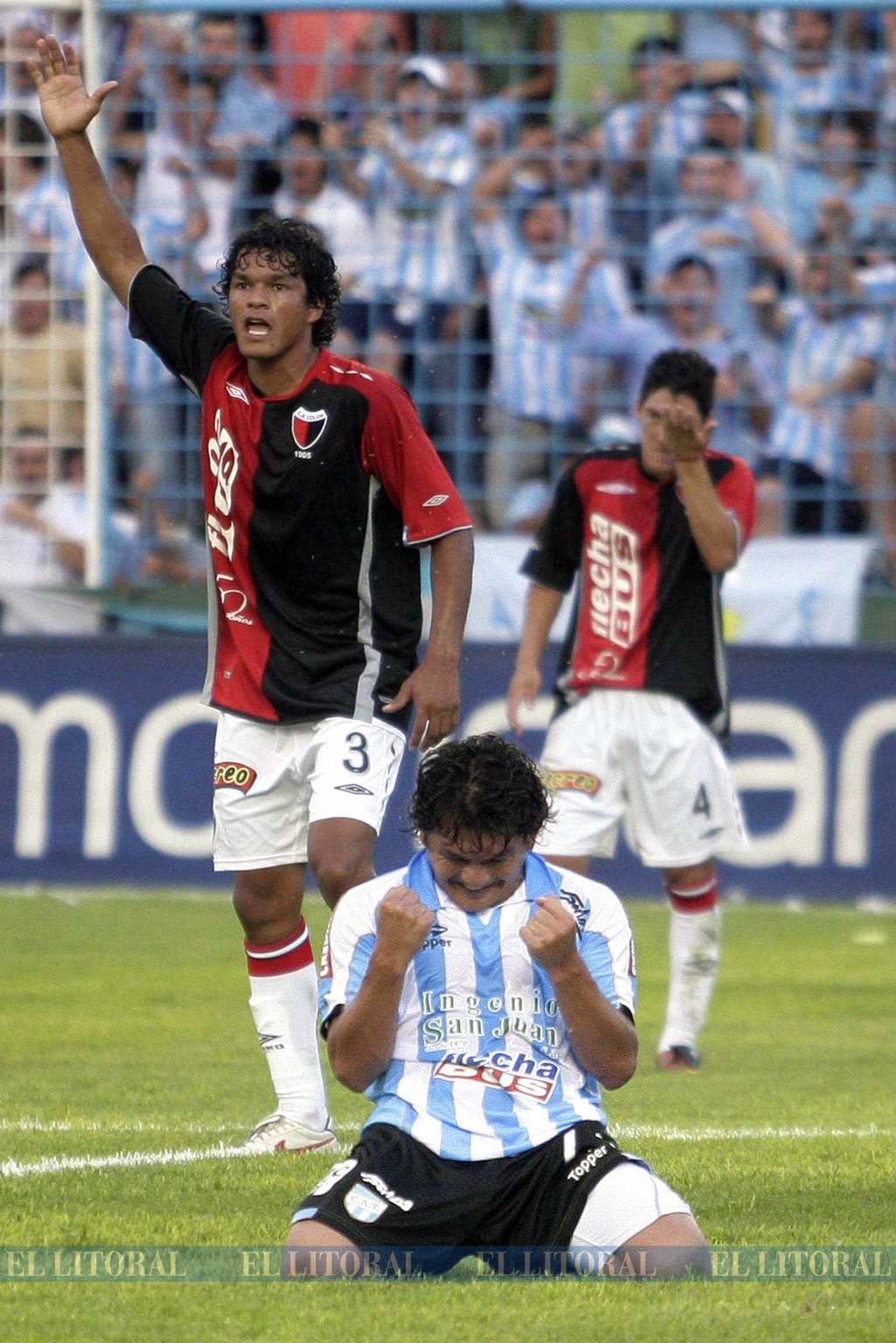 2009. 6 de diciembre. El banco de imágenes de diario El Litoral encontramos esta foto. Raúl Candia e Ismael Quiles se lamentan. El "Pulga" festeja el segundo gol de Atlético Tucumán.