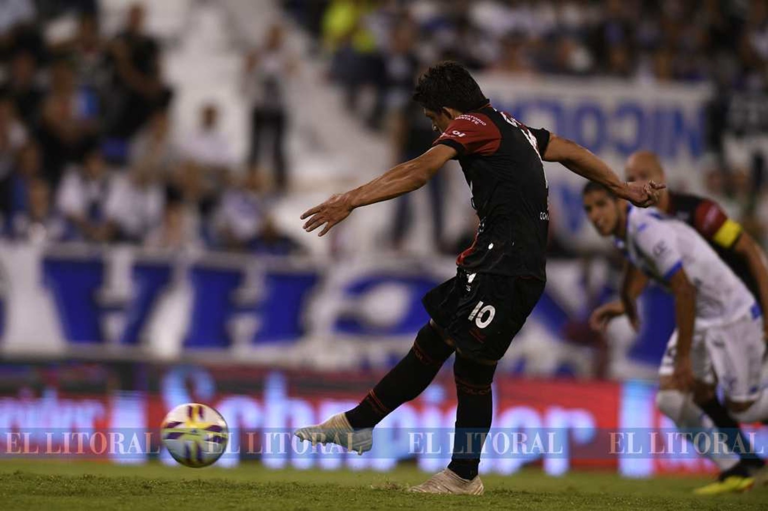 16 de febrero de 2019. Pateando el penal frente a Vélez, partido que terminó 1 a 1.