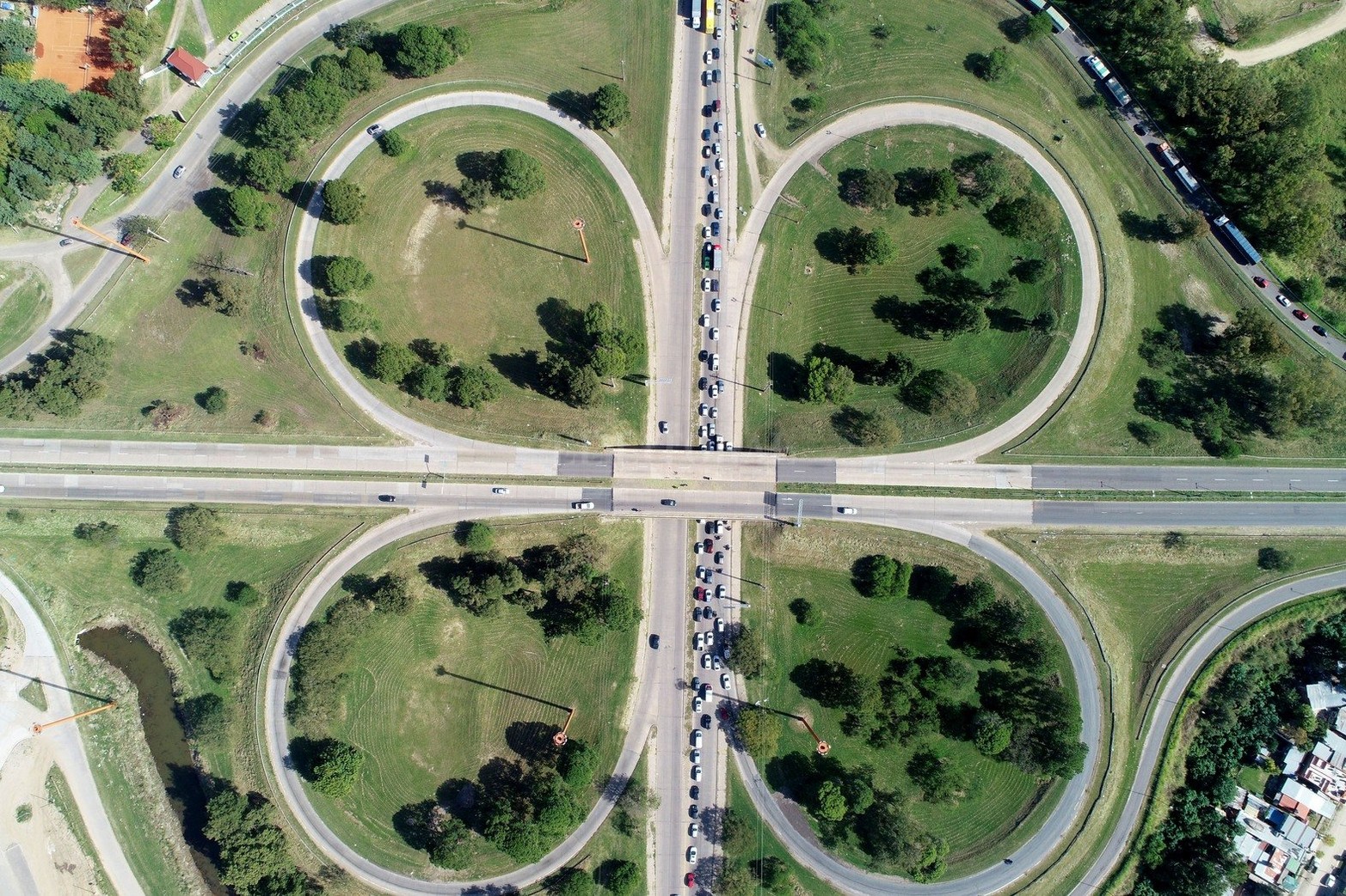 Por la medida de fuerza que realizan los transportistas de turismo en la autopista los camiones de carga deben desviar por la ciudad de Santo Tomé y se registran complicaciones para circular por el Puente Carretero.